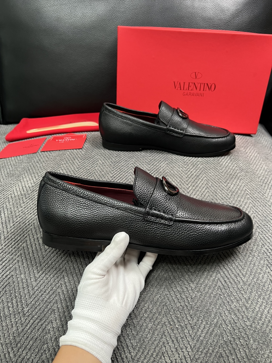 VALENTINO  高品质  顶级工艺品  华伦天奴，皮鞋专柜同步，鞋面意大利进口，高品质复杂工艺品，进口牛皮里垫柔软