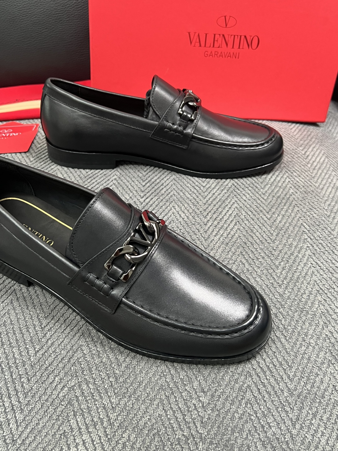 VALENTINO  高品质  顶级工艺品  华伦天奴，皮鞋专柜同步，鞋面意大利进口，高品质复杂工艺品，进口牛皮里垫柔软