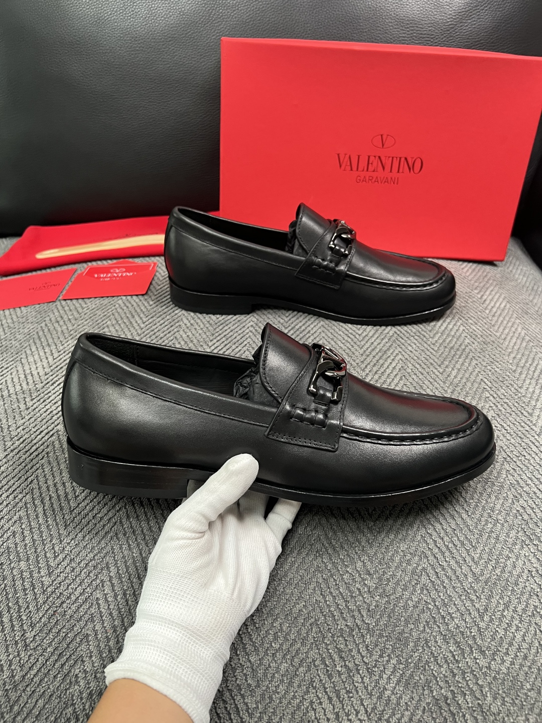 VALENTINO  高品质  顶级工艺品  华伦天奴，皮鞋专柜同步，鞋面意大利进口，高品质复杂工艺品，进口牛皮里垫柔软