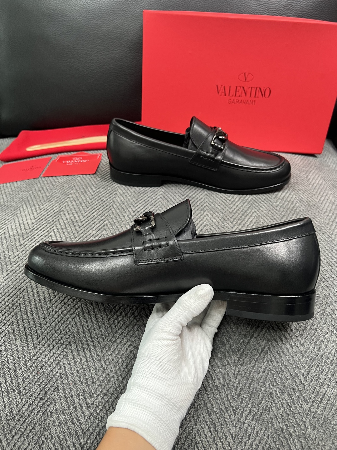 VALENTINO  高品质  顶级工艺品  华伦天奴，皮鞋专柜同步，鞋面意大利进口，高品质复杂工艺品，进口牛皮里垫柔软