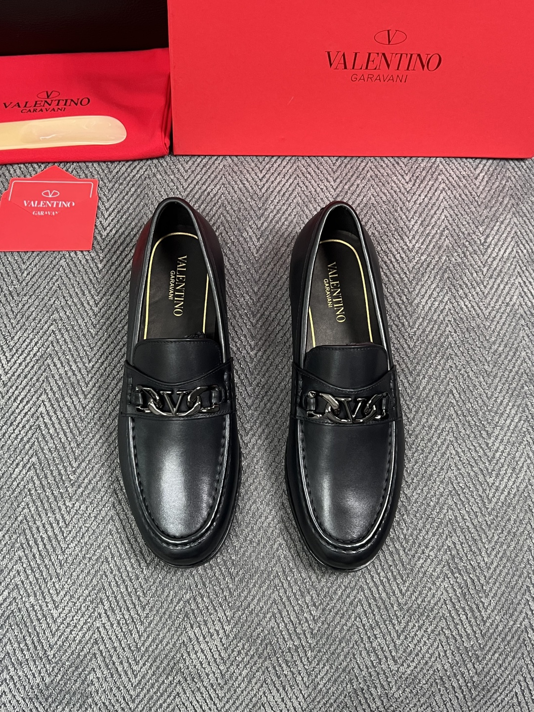 VALENTINO  高品质  顶级工艺品  华伦天奴，皮鞋专柜同步，鞋面意大利进口，高品质复杂工艺品，进口牛皮里垫柔软