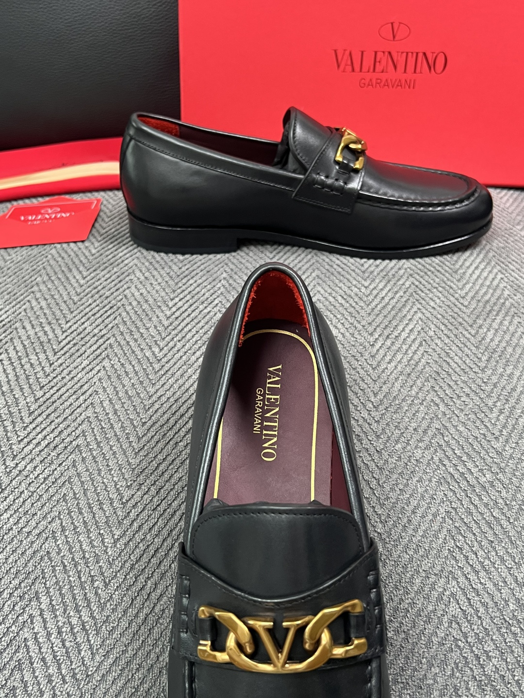 VALENTINO  高品质  顶级工艺品  华伦天奴，皮鞋专柜同步，鞋面意大利进口，高品质复杂工艺品，进口牛皮里垫柔软