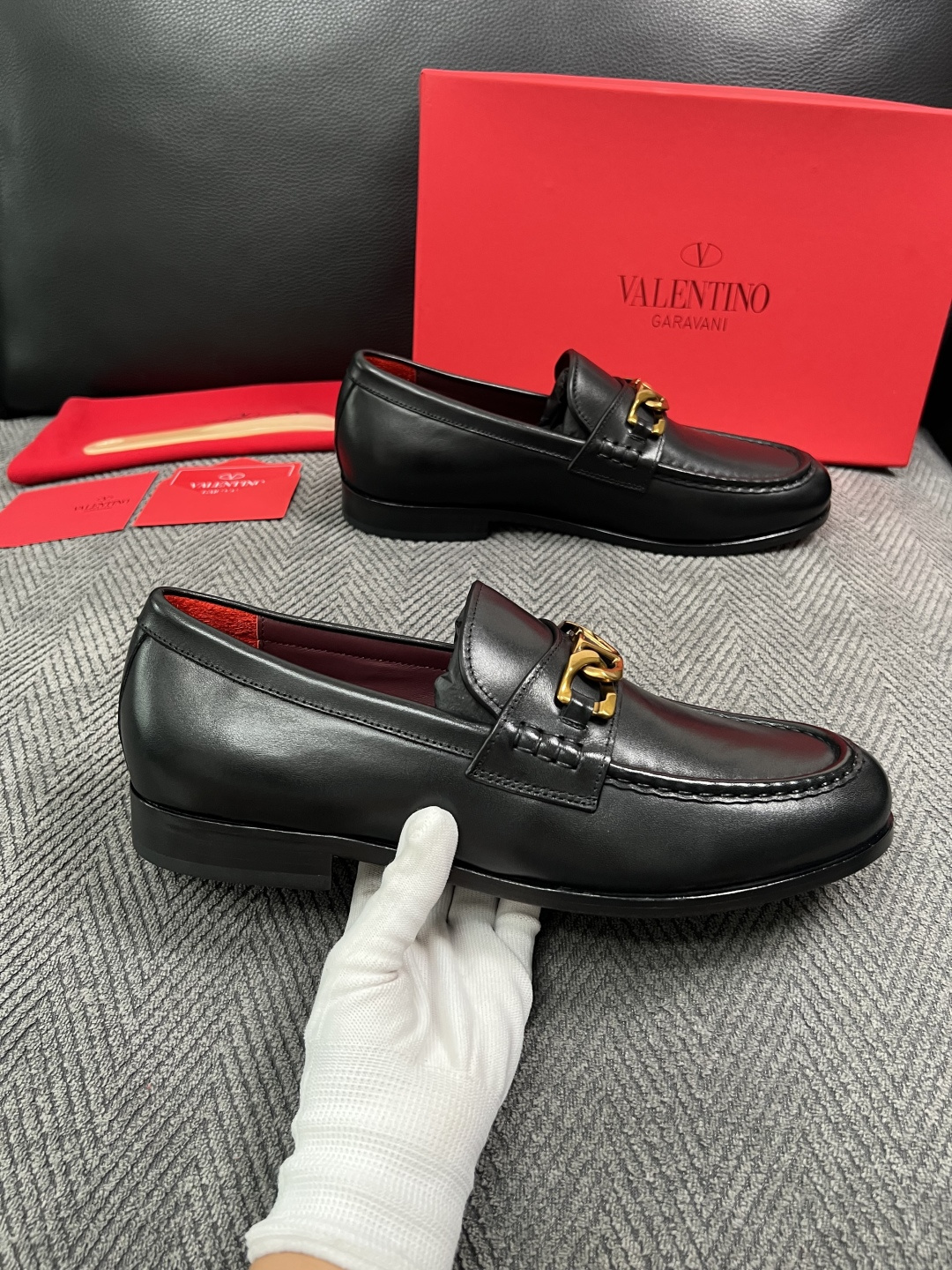 VALENTINO  高品质  顶级工艺品  华伦天奴，皮鞋专柜同步，鞋面意大利进口，高品质复杂工艺品，进口牛皮里垫柔软