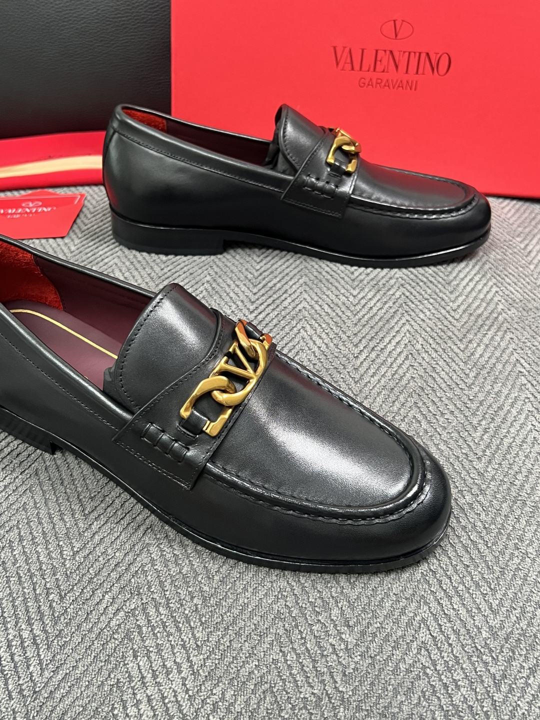 VALENTINO  高品质  顶级工艺品  华伦天奴，皮鞋专柜同步，鞋面意大利进口，高品质复杂工艺品，进口牛皮里垫柔软