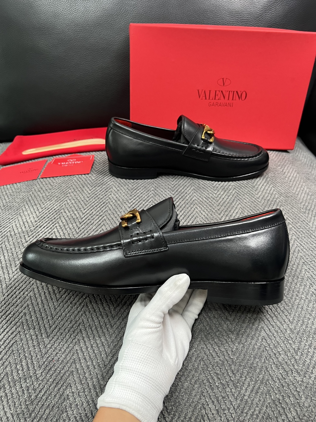 VALENTINO  高品质  顶级工艺品  华伦天奴，皮鞋专柜同步，鞋面意大利进口，高品质复杂工艺品，进口牛皮里垫柔软