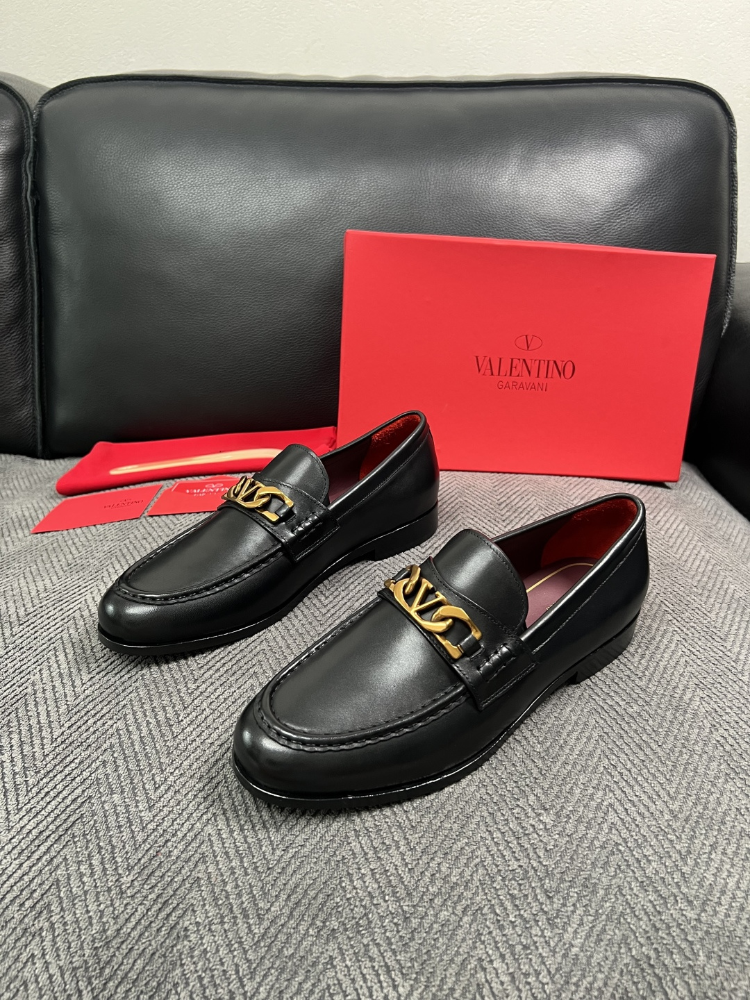 VALENTINO  高品质  顶级工艺品  华伦天奴，皮鞋专柜同步，鞋面意大利进口，高品质复杂工艺品，进口牛皮里垫柔软