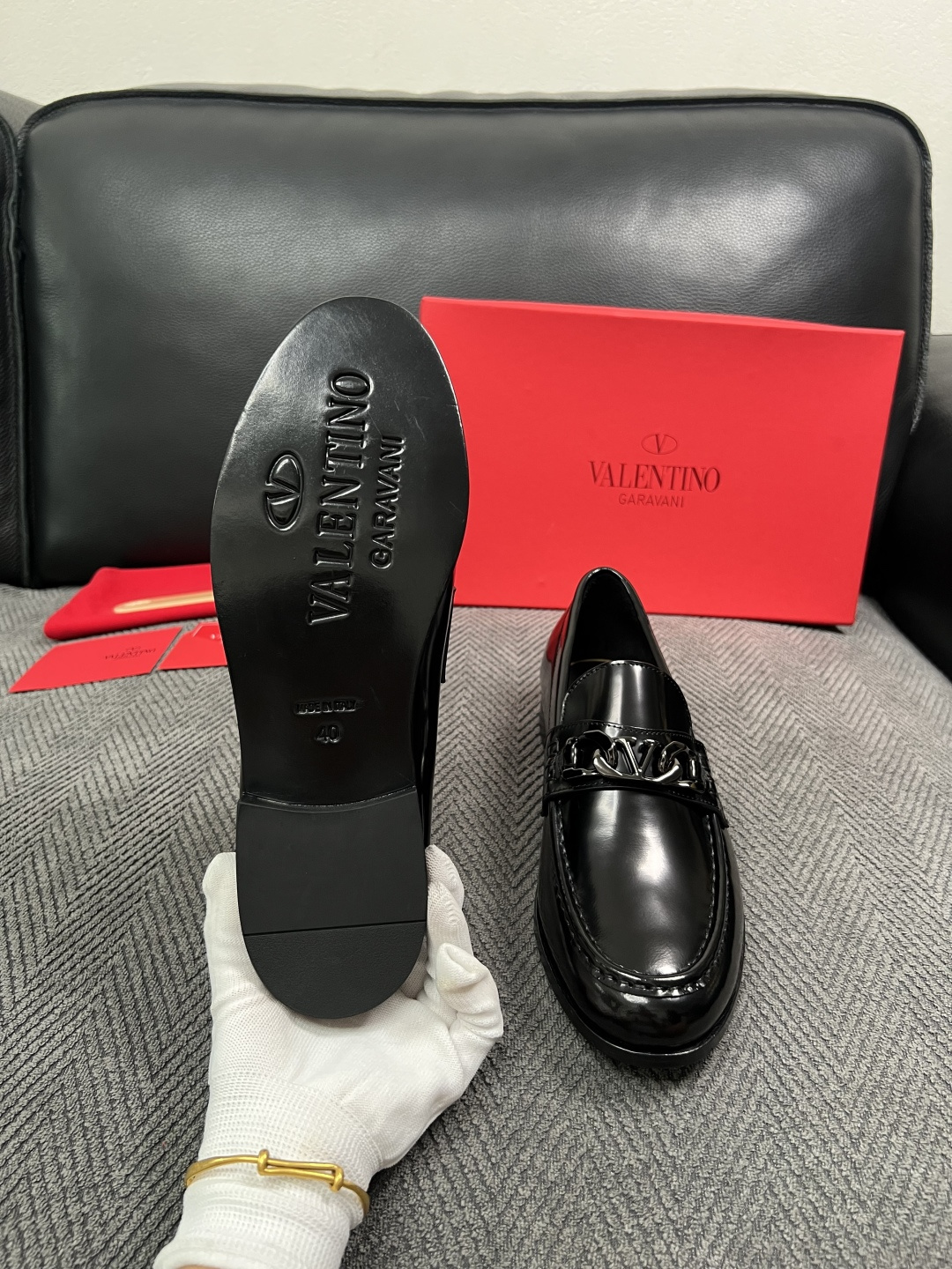 VALENTINO  高品质  顶级工艺品  华伦天奴，皮鞋专柜同步，鞋面意大利进口，高品质复杂工艺品，进口牛皮里垫柔软