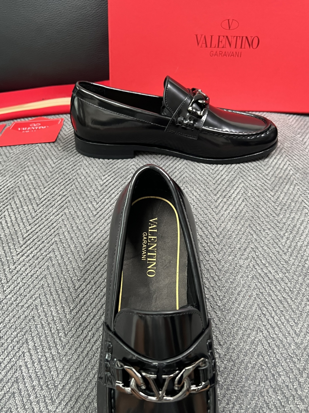 VALENTINO  高品质  顶级工艺品  华伦天奴，皮鞋专柜同步，鞋面意大利进口，高品质复杂工艺品，进口牛皮里垫柔软