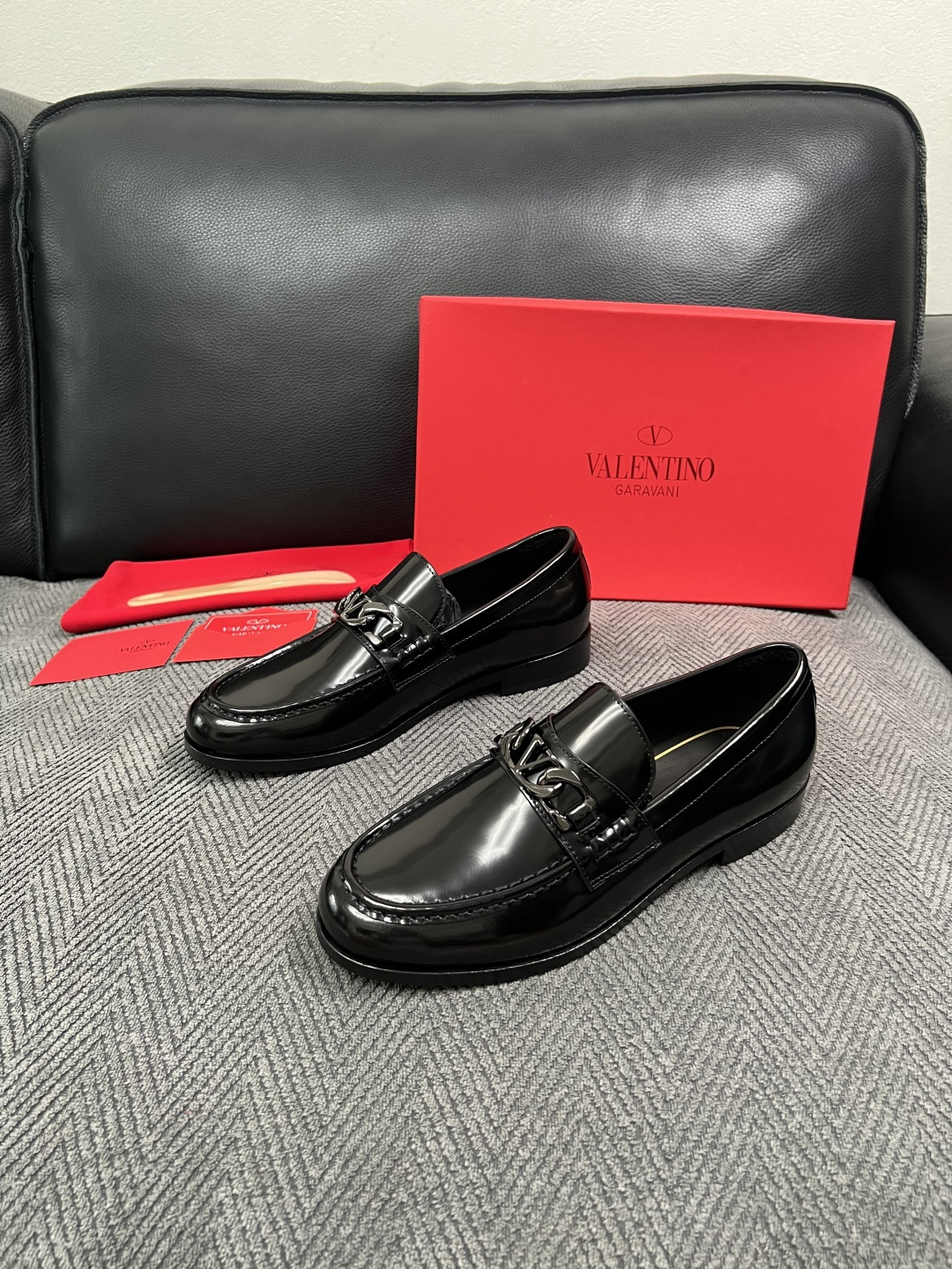 VALENTINO  高品质  顶级工艺品  华伦天奴，皮鞋专柜同步，鞋面意大利进口，高品质复杂工艺品，进口牛皮里垫柔软