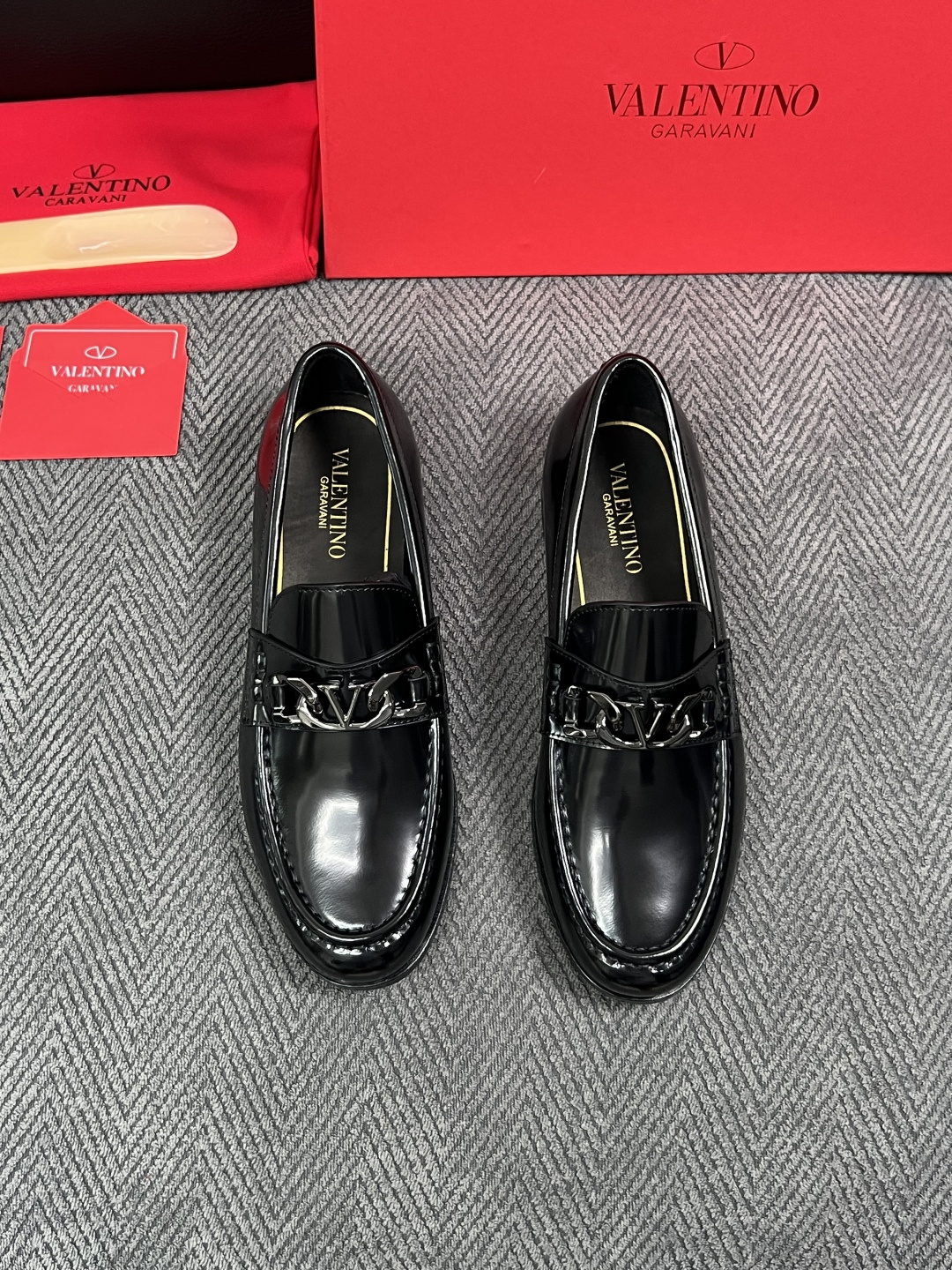 VALENTINO  高品质  顶级工艺品  华伦天奴，皮鞋专柜同步，鞋面意大利进口，高品质复杂工艺品，进口牛皮里垫柔软