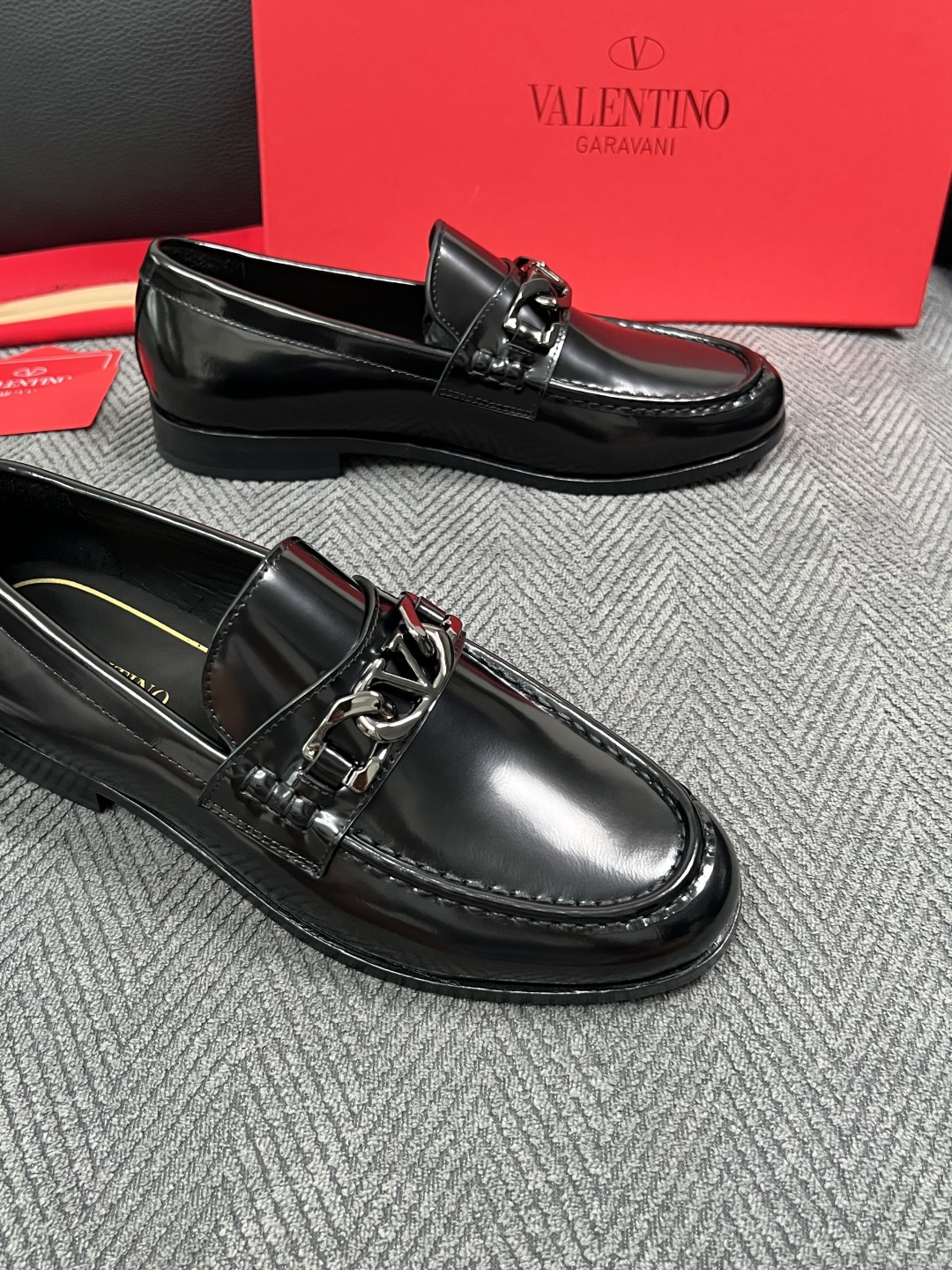 VALENTINO  高品质  顶级工艺品  华伦天奴，皮鞋专柜同步，鞋面意大利进口，高品质复杂工艺品，进口牛皮里垫柔软