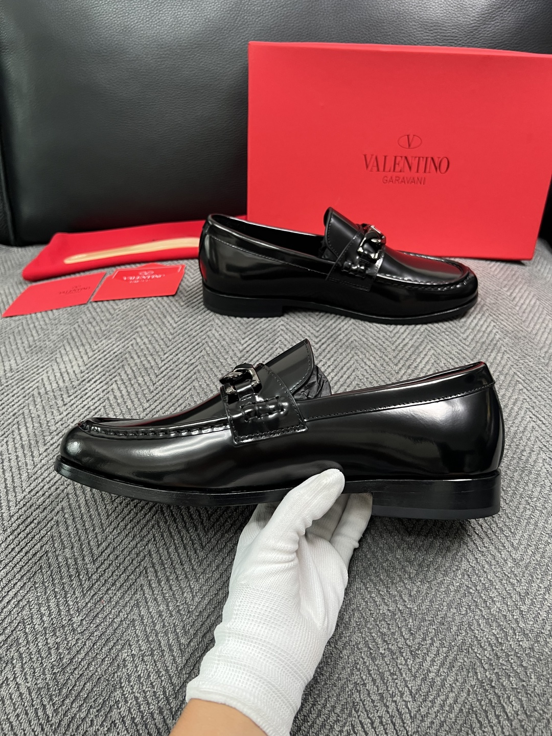 VALENTINO  高品质  顶级工艺品  华伦天奴，皮鞋专柜同步，鞋面意大利进口，高品质复杂工艺品，进口牛皮里垫柔软