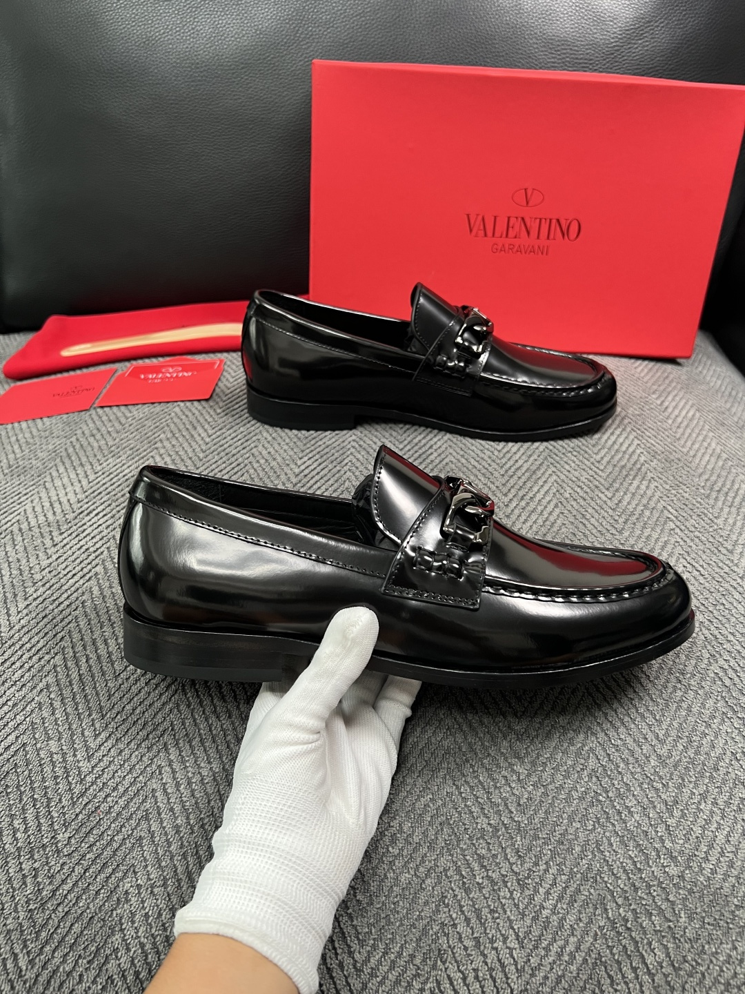 VALENTINO  高品质  顶级工艺品  华伦天奴，皮鞋专柜同步，鞋面意大利进口，高品质复杂工艺品，进口牛皮里垫柔软