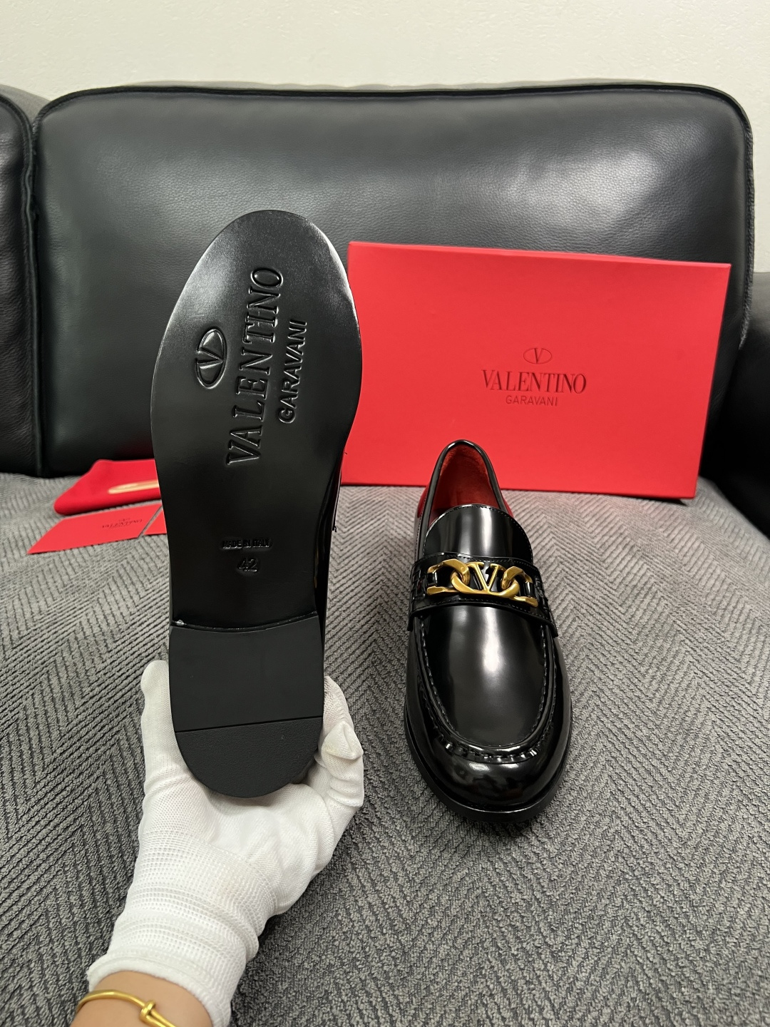 VALENTINO  高品质  顶级工艺品  华伦天奴，皮鞋专柜同步，鞋面意大利进口，高品质复杂工艺品，进口牛皮里垫柔软