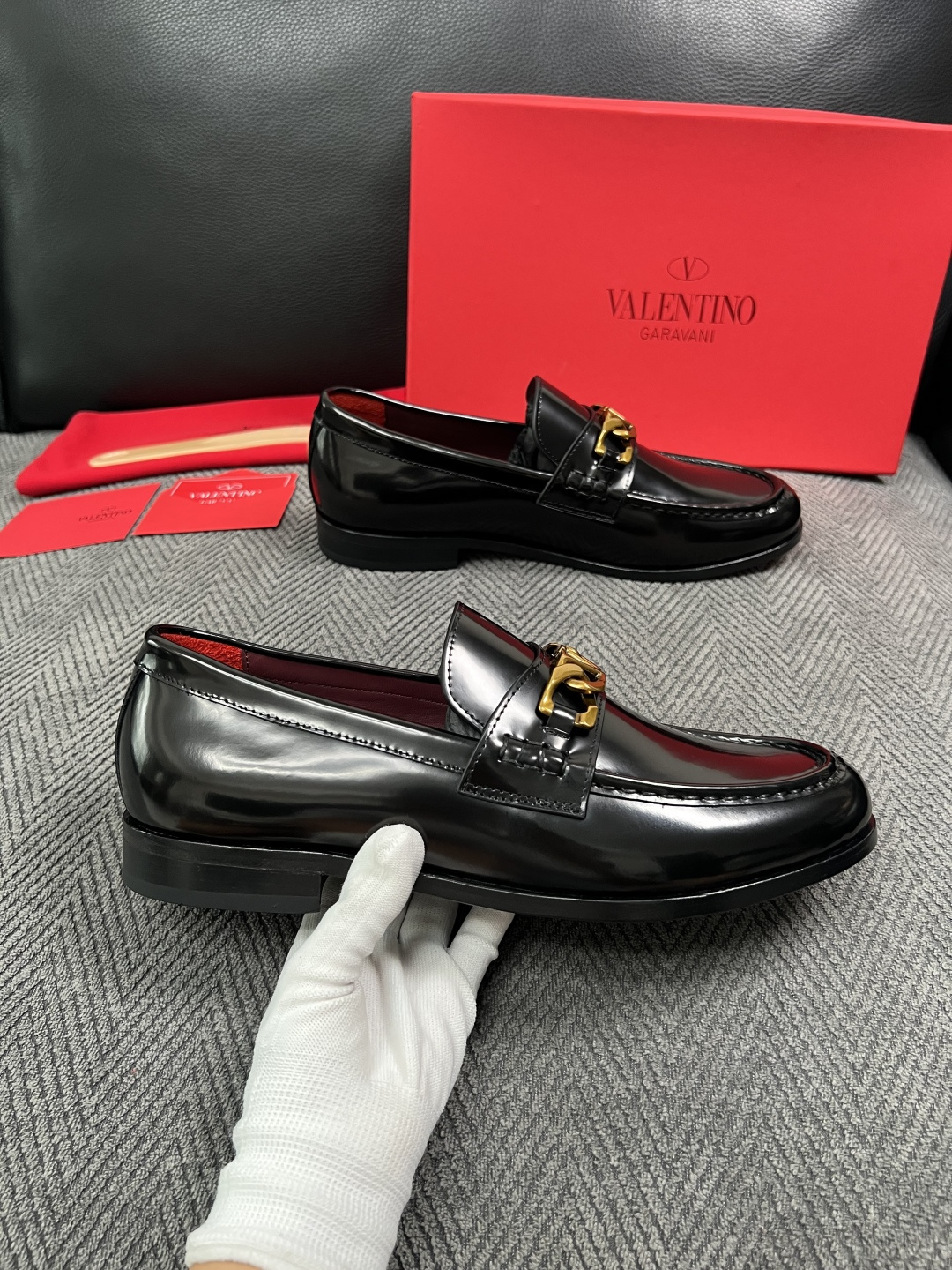 VALENTINO  高品质  顶级工艺品  华伦天奴，皮鞋专柜同步，鞋面意大利进口，高品质复杂工艺品，进口牛皮里垫柔软