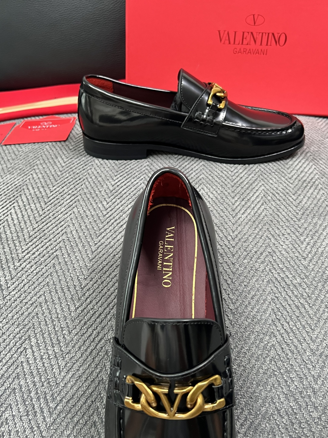 VALENTINO  高品质  顶级工艺品  华伦天奴，皮鞋专柜同步，鞋面意大利进口，高品质复杂工艺品，进口牛皮里垫柔软