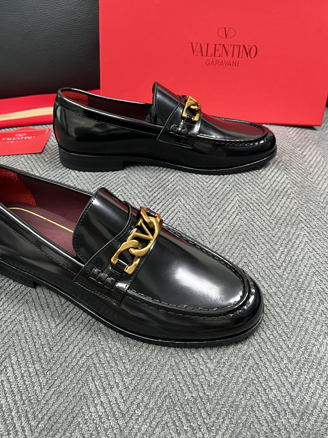 VALENTINO  高品质  顶级工艺品  华伦天奴，皮鞋专柜同步，鞋面意大利进口，高品质复杂工艺品，进口牛皮里垫柔软