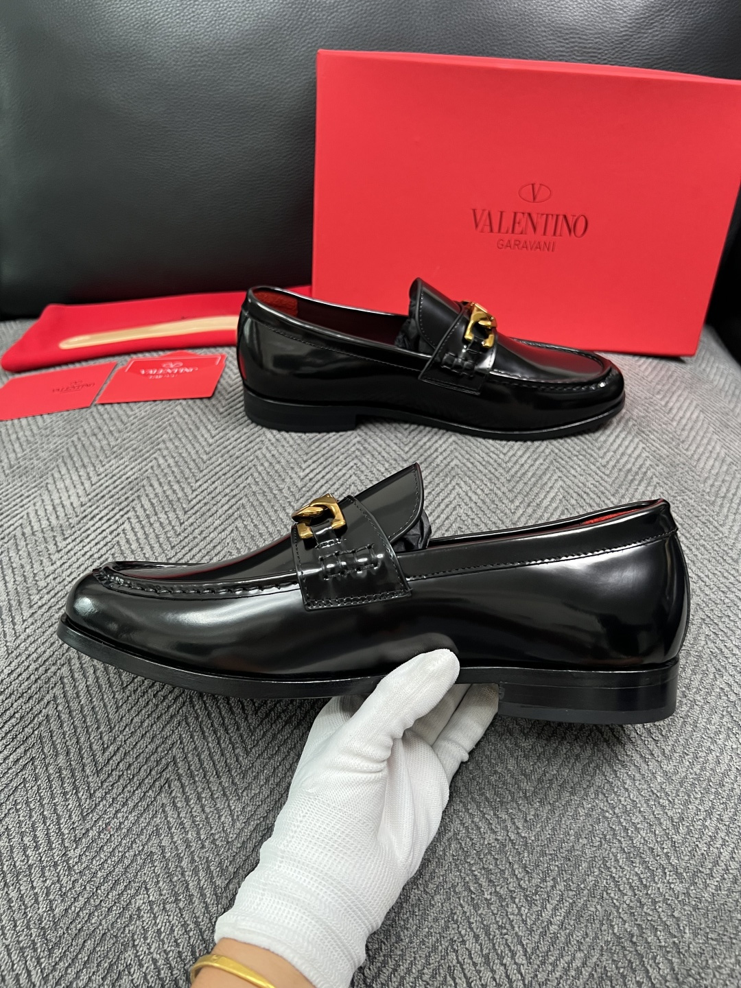 VALENTINO  高品质  顶级工艺品  华伦天奴，皮鞋专柜同步，鞋面意大利进口，高品质复杂工艺品，进口牛皮里垫柔软