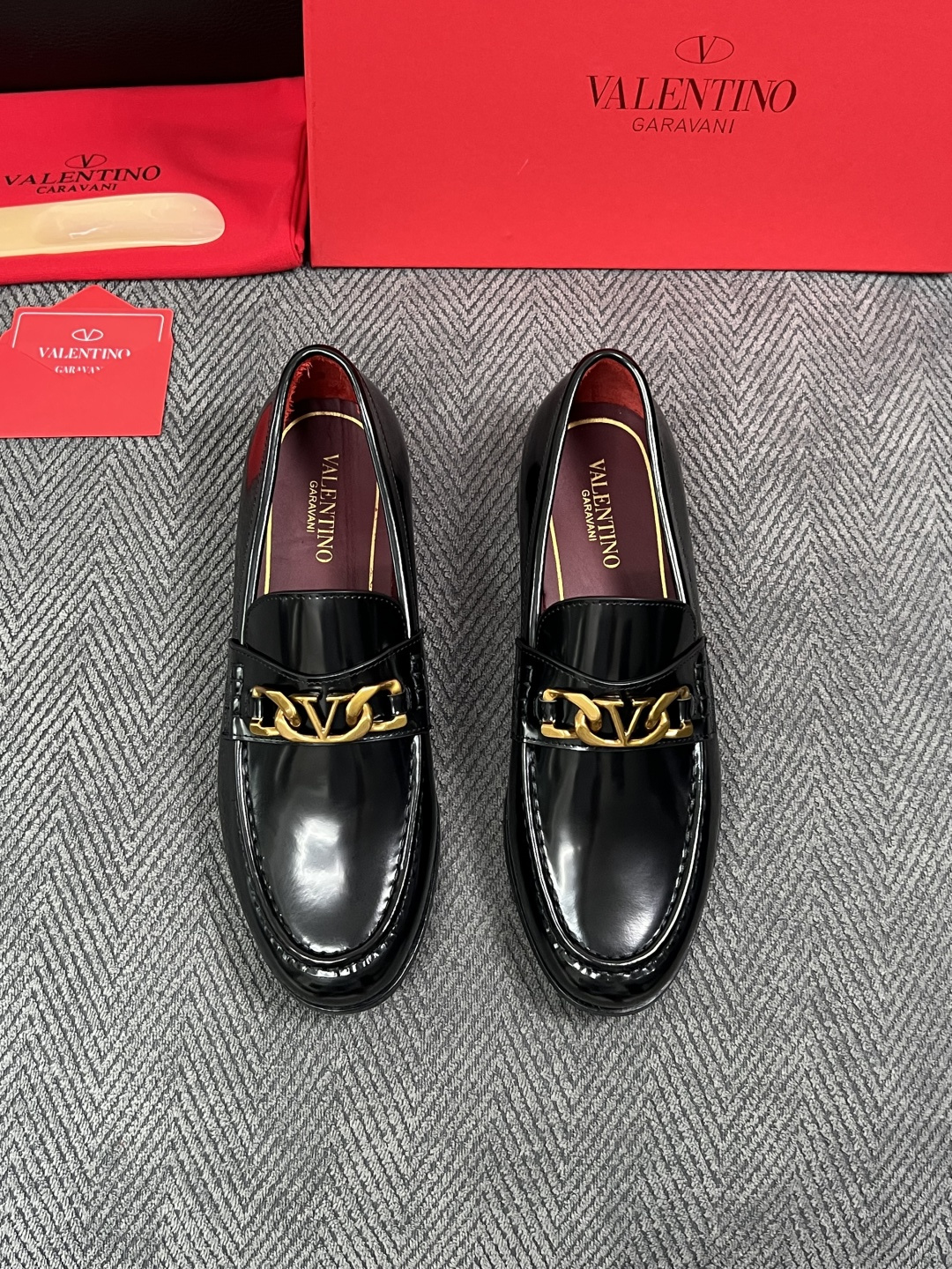 VALENTINO  高品质  顶级工艺品  华伦天奴，皮鞋专柜同步，鞋面意大利进口，高品质复杂工艺品，进口牛皮里垫柔软