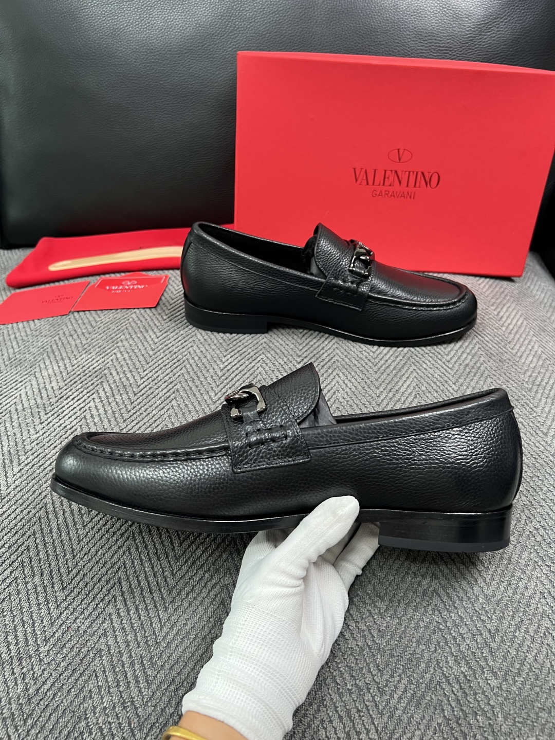 VALENTINO  高品质  顶级工艺品  华伦天奴，皮鞋专柜同步，鞋面意大利进口，高品质复杂工艺品，进口牛皮里垫柔软