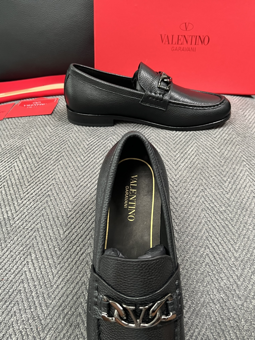 VALENTINO  高品质  顶级工艺品  华伦天奴，皮鞋专柜同步，鞋面意大利进口，高品质复杂工艺品，进口牛皮里垫柔软