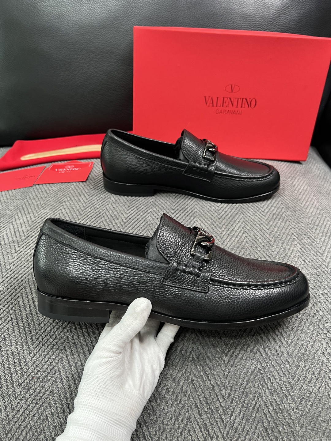 VALENTINO  高品质  顶级工艺品  华伦天奴，皮鞋专柜同步，鞋面意大利进口，高品质复杂工艺品，进口牛皮里垫柔软