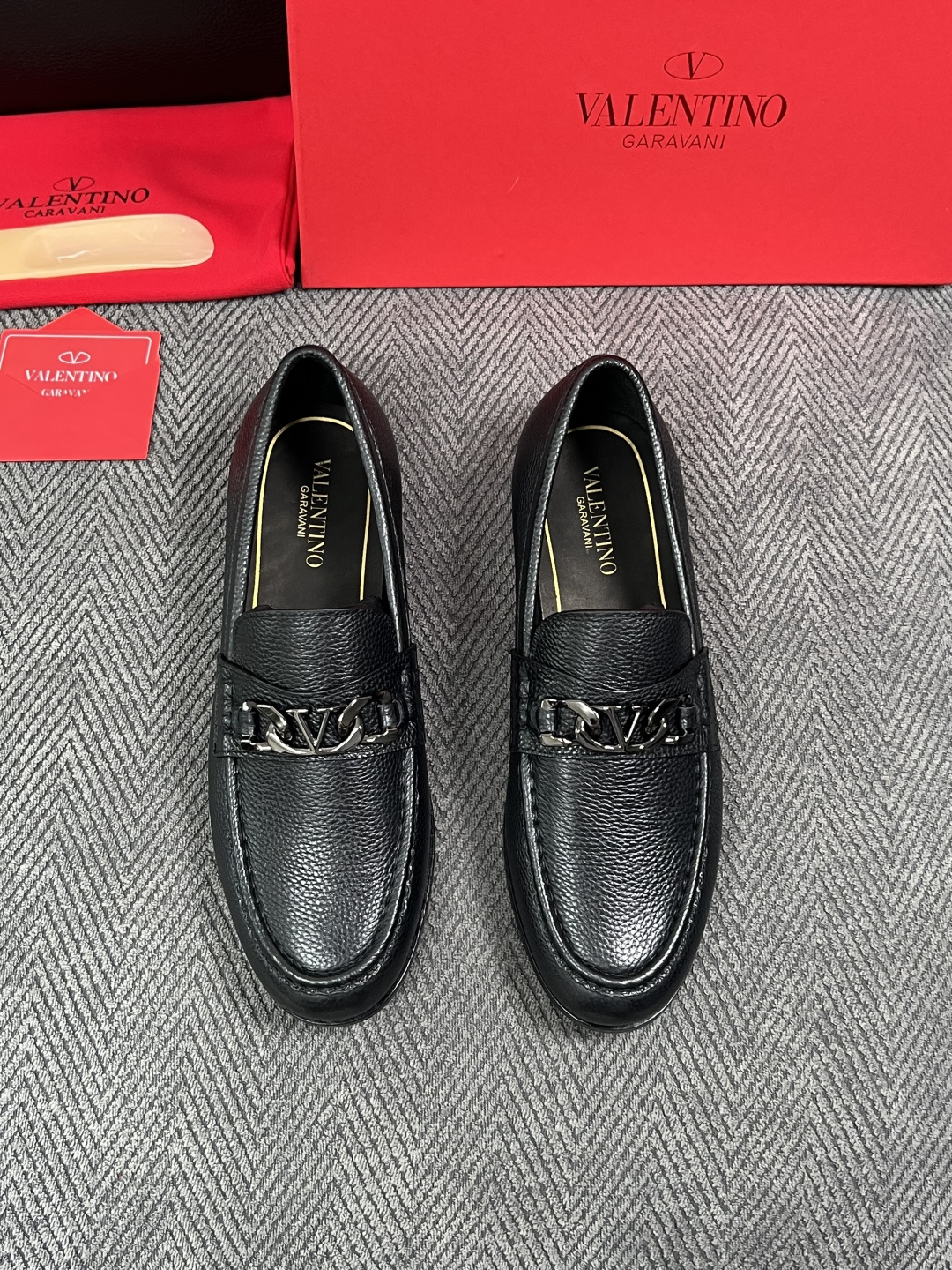 VALENTINO  高品质  顶级工艺品  华伦天奴，皮鞋专柜同步，鞋面意大利进口，高品质复杂工艺品，进口牛皮里垫柔软
