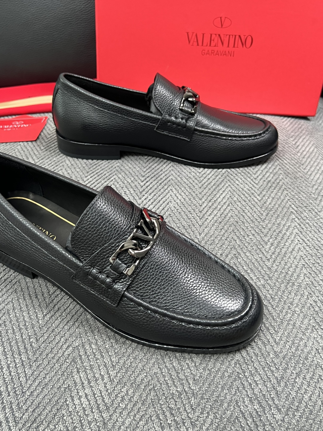 VALENTINO  高品质  顶级工艺品  华伦天奴，皮鞋专柜同步，鞋面意大利进口，高品质复杂工艺品，进口牛皮里垫柔软