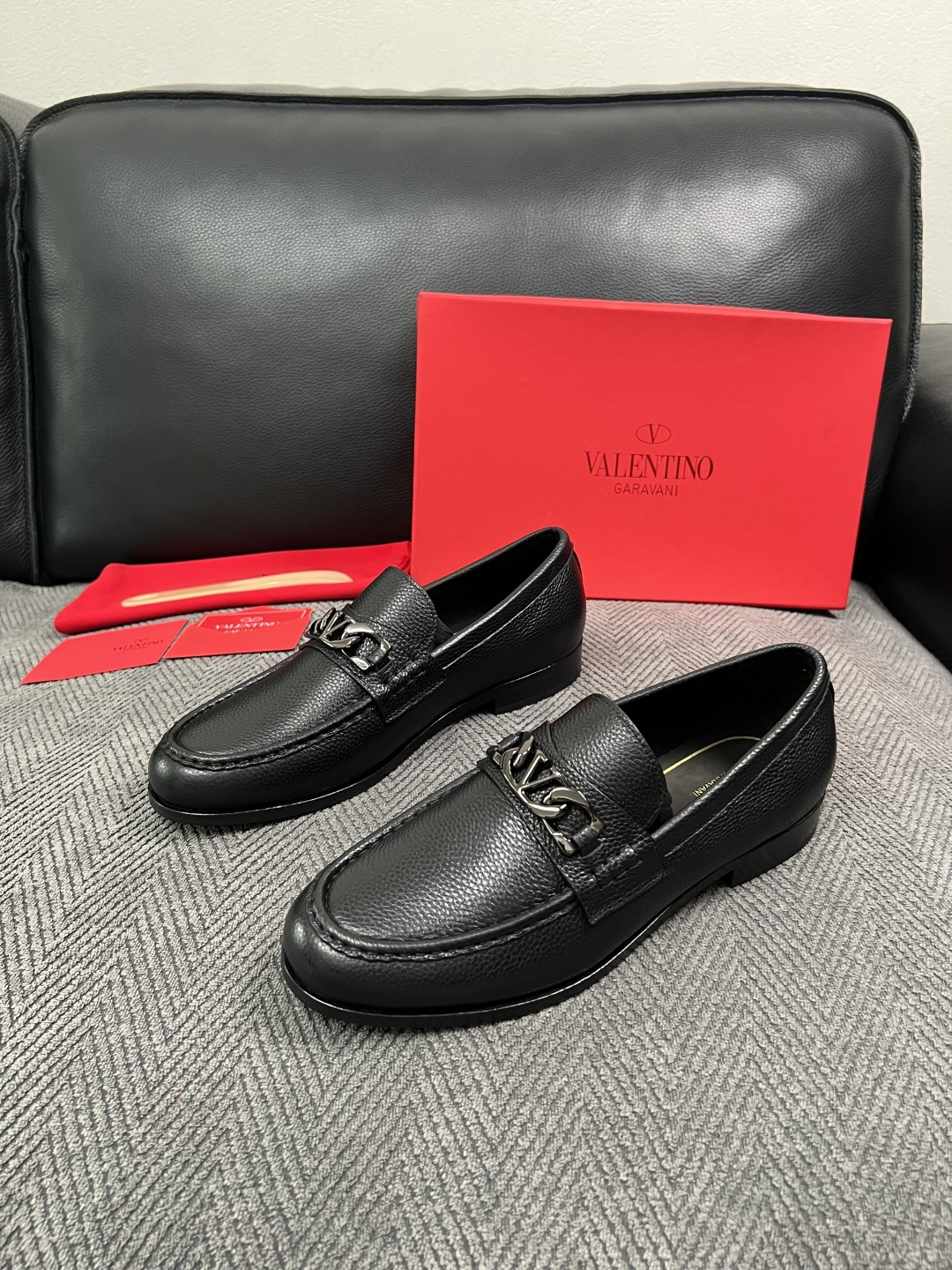 VALENTINO  高品质  顶级工艺品  华伦天奴，皮鞋专柜同步，鞋面意大利进口，高品质复杂工艺品，进口牛皮里垫柔软