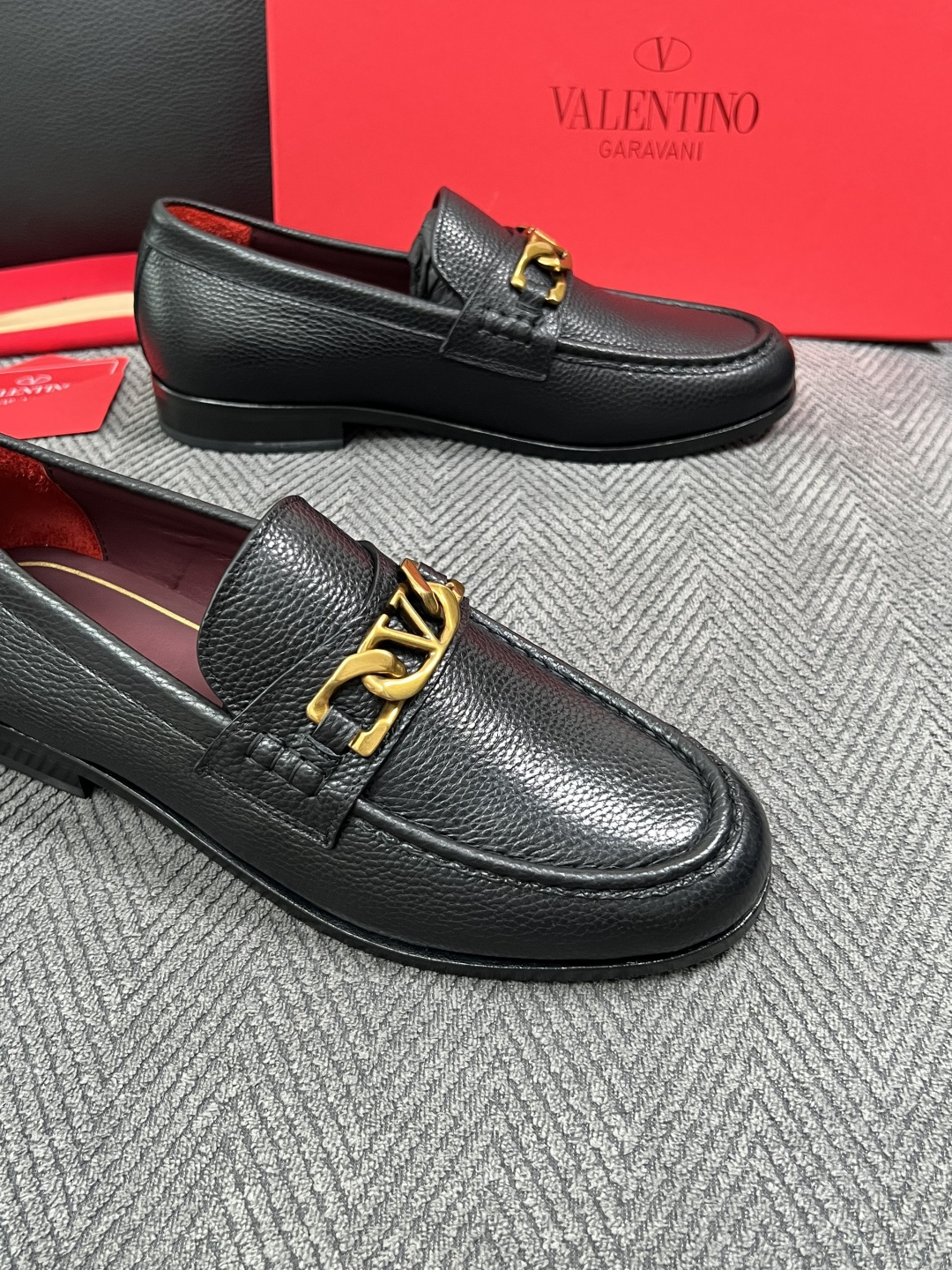 VALENTINO  高品质  顶级工艺品  华伦天奴，皮鞋专柜同步，鞋面意大利进口，高品质复杂工艺品，进口牛皮里垫柔软