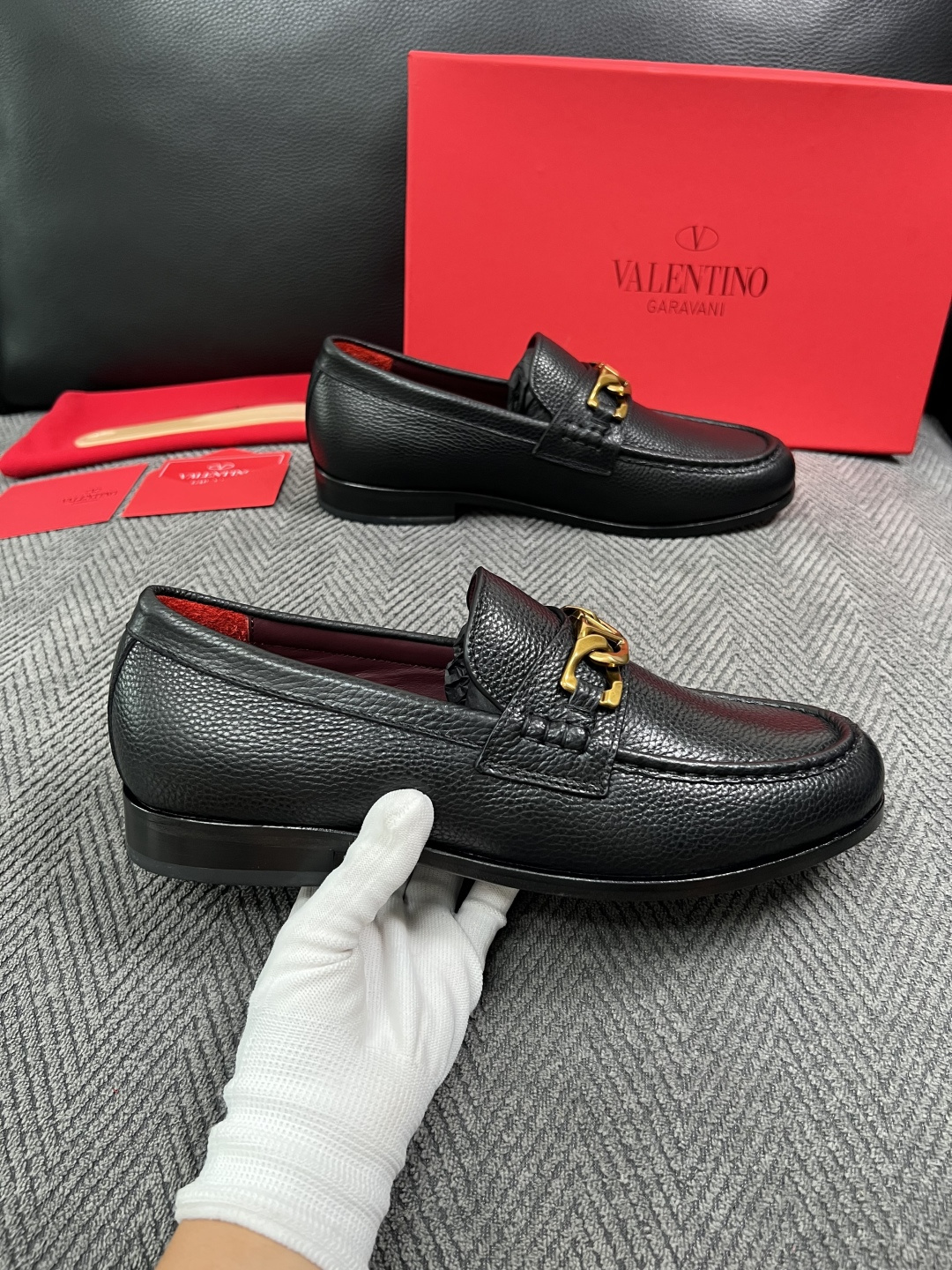 VALENTINO  高品质  顶级工艺品  华伦天奴，皮鞋专柜同步，鞋面意大利进口，高品质复杂工艺品，进口牛皮里垫柔软
