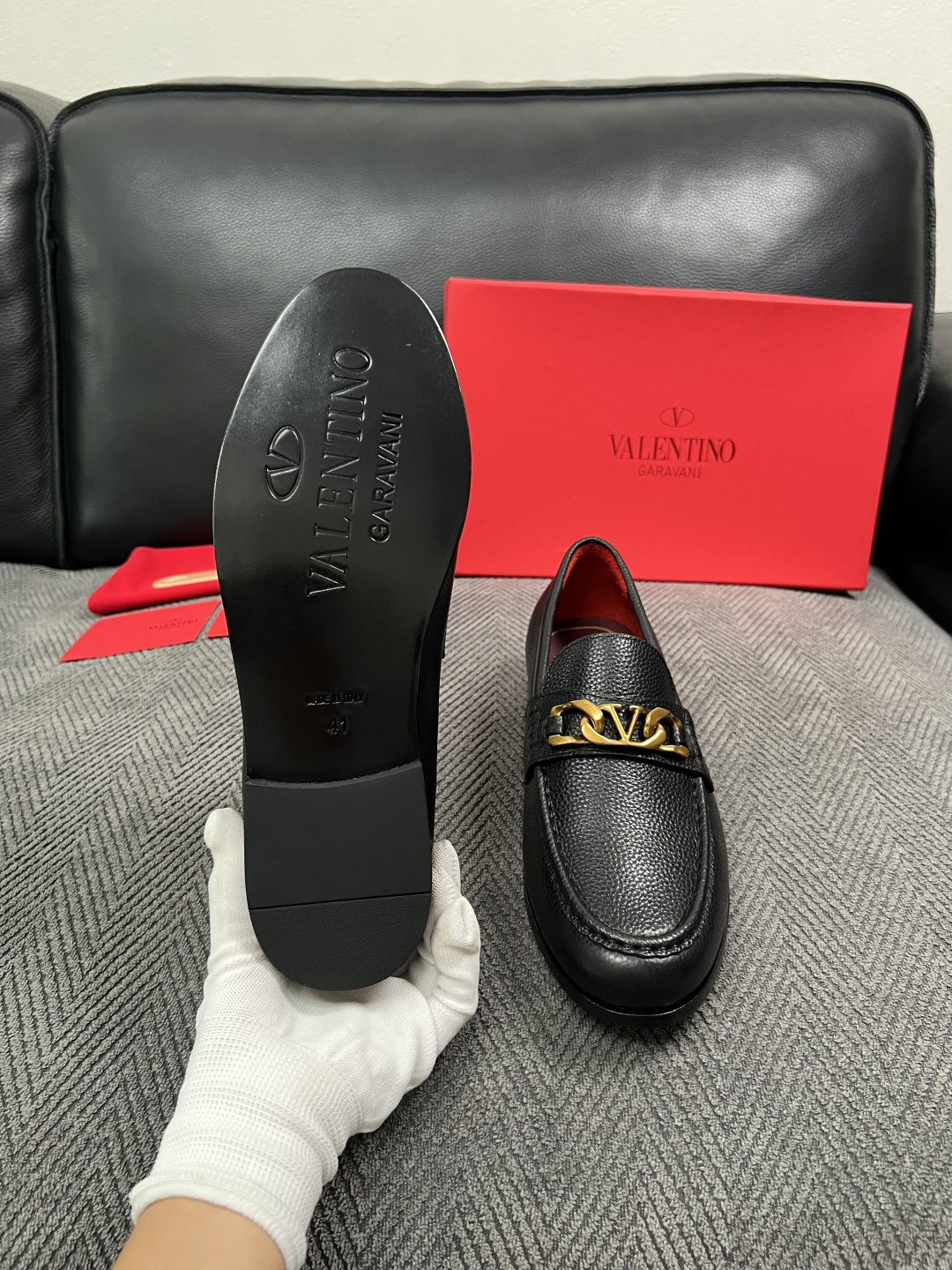 VALENTINO  高品质  顶级工艺品  华伦天奴，皮鞋专柜同步，鞋面意大利进口，高品质复杂工艺品，进口牛皮里垫柔软