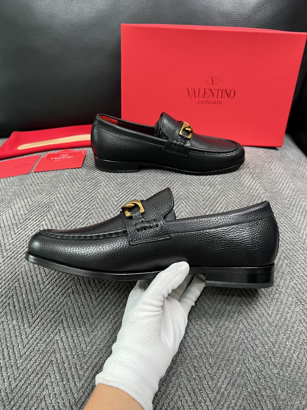VALENTINO  高品质  顶级工艺品  华伦天奴，皮鞋专柜同步，鞋面意大利进口，高品质复杂工艺品，进口牛皮里垫柔软
