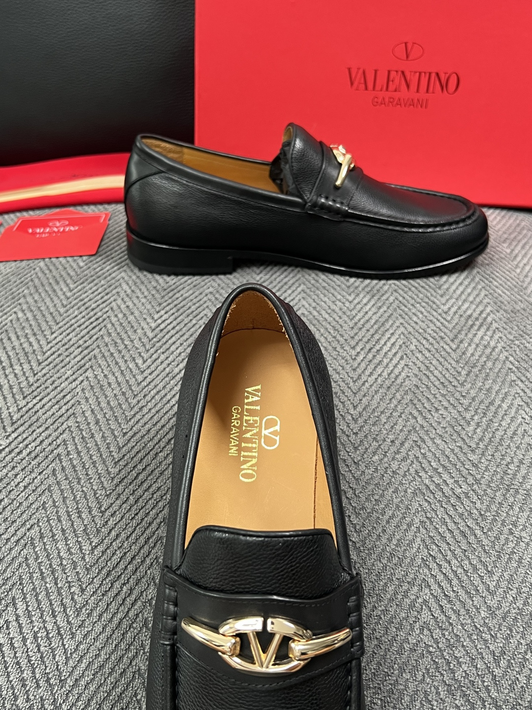 VALENTINO  高品质  顶级工艺品  华伦天奴，皮鞋专柜同步，鞋面意大利进口，高品质复杂工艺品，进口牛皮里垫柔软