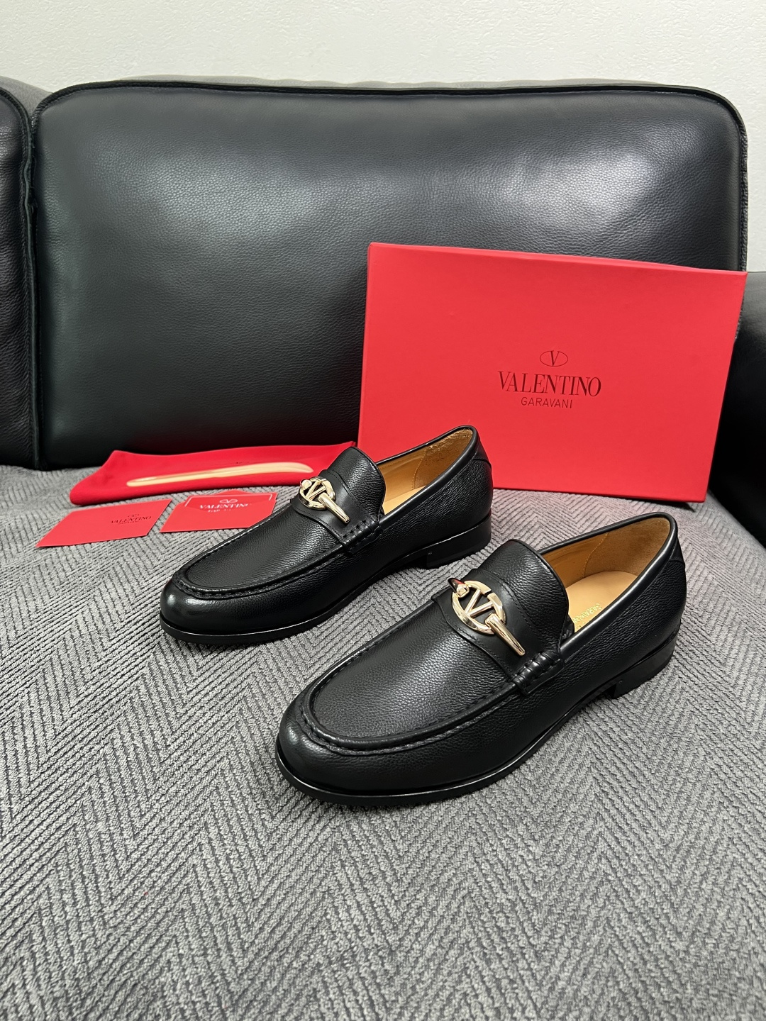 VALENTINO  高品质  顶级工艺品  华伦天奴，皮鞋专柜同步，鞋面意大利进口，高品质复杂工艺品，进口牛皮里垫柔软