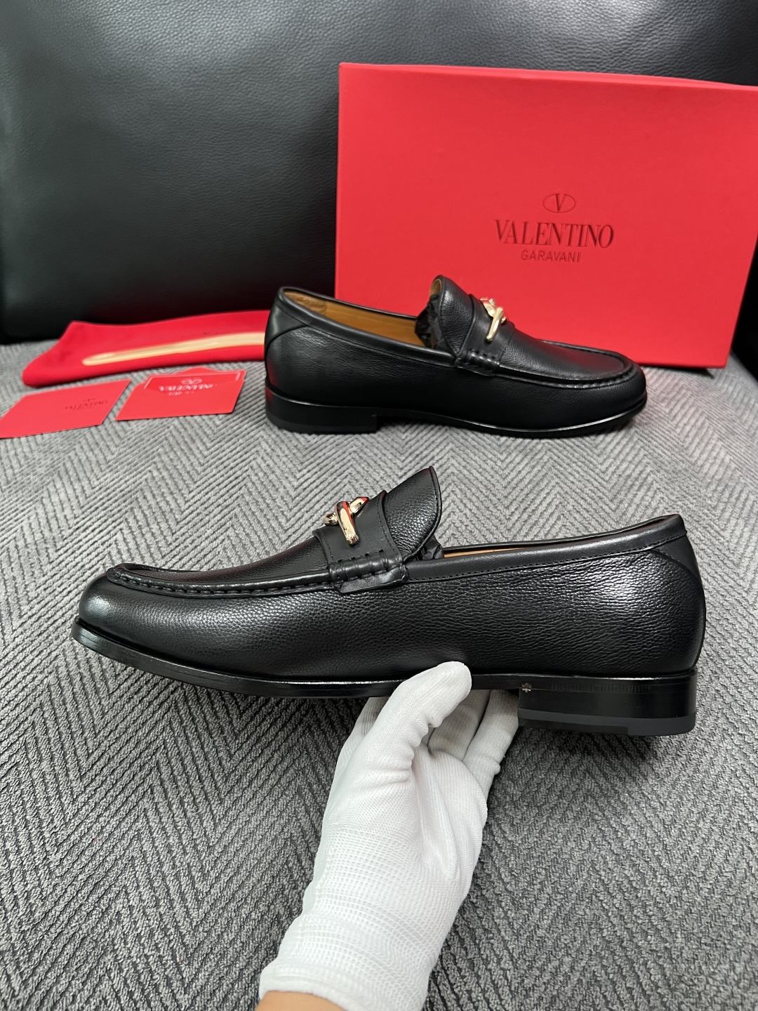 VALENTINO  高品质  顶级工艺品  华伦天奴，皮鞋专柜同步，鞋面意大利进口，高品质复杂工艺品，进口牛皮里垫柔软