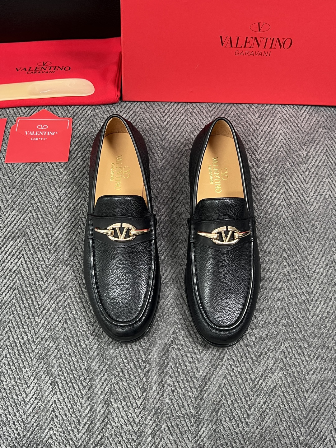 VALENTINO  高品质  顶级工艺品  华伦天奴，皮鞋专柜同步，鞋面意大利进口，高品质复杂工艺品，进口牛皮里垫柔软
