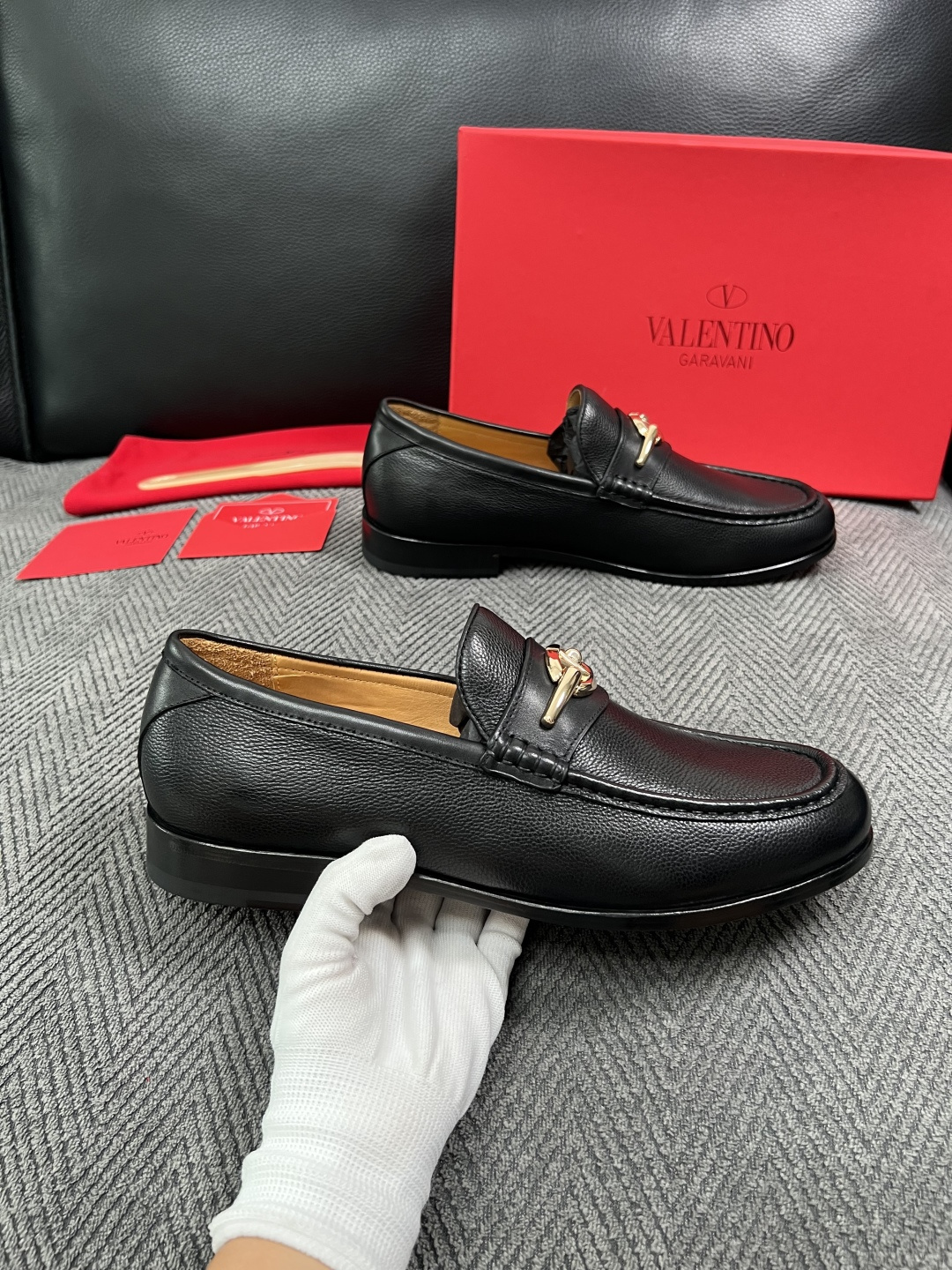 VALENTINO  高品质  顶级工艺品  华伦天奴，皮鞋专柜同步，鞋面意大利进口，高品质复杂工艺品，进口牛皮里垫柔软