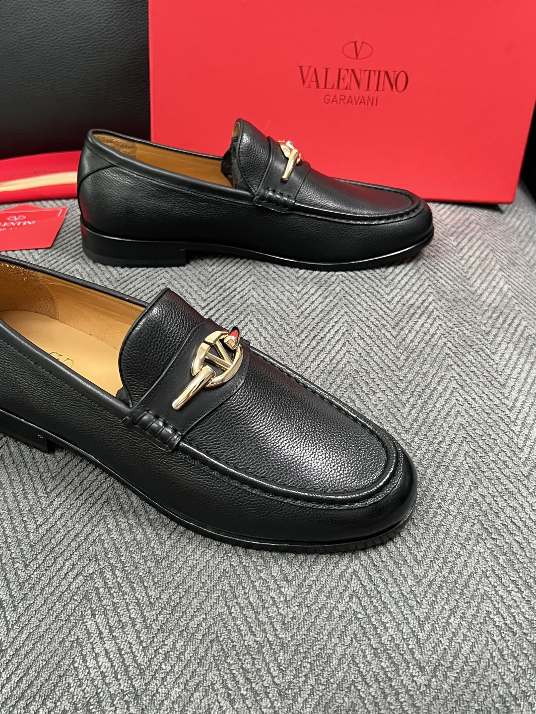 VALENTINO  高品质  顶级工艺品  华伦天奴，皮鞋专柜同步，鞋面意大利进口，高品质复杂工艺品，进口牛皮里垫柔软