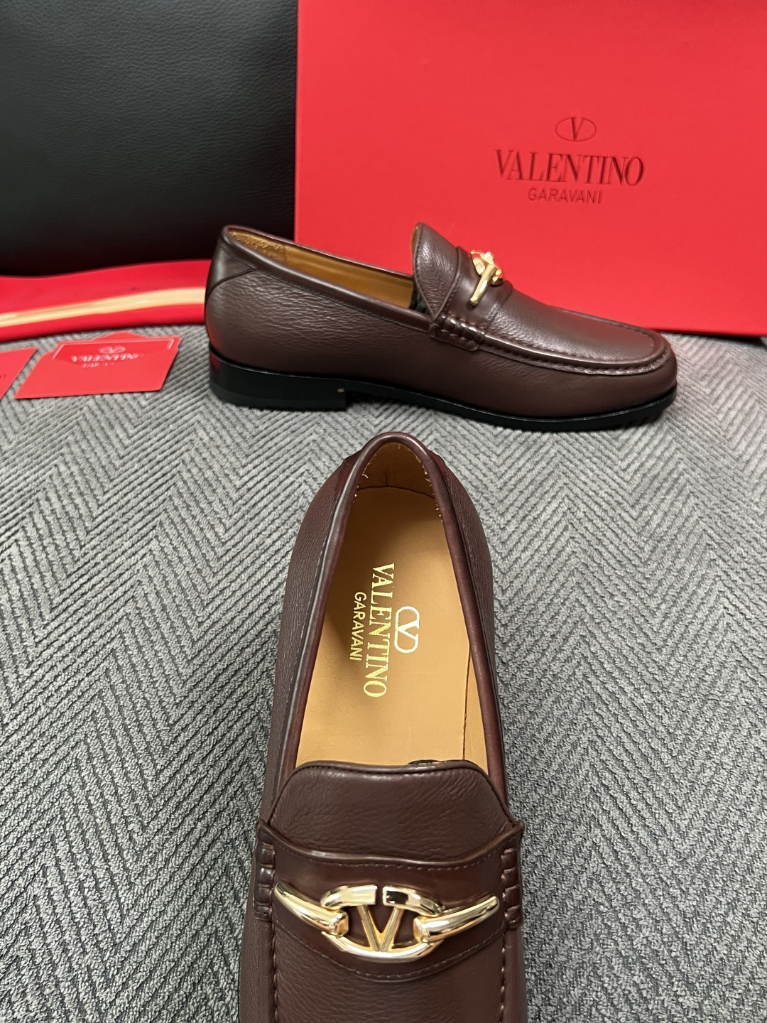 VALENTINO  高品质  顶级工艺品  华伦天奴，皮鞋专柜同步，鞋面意大利进口，高品质复杂工艺品，进口牛皮里垫柔软