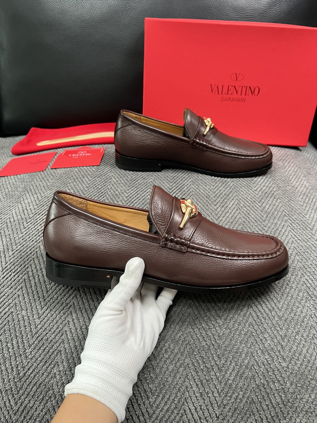 VALENTINO  高品质  顶级工艺品  华伦天奴，皮鞋专柜同步，鞋面意大利进口，高品质复杂工艺品，进口牛皮里垫柔软