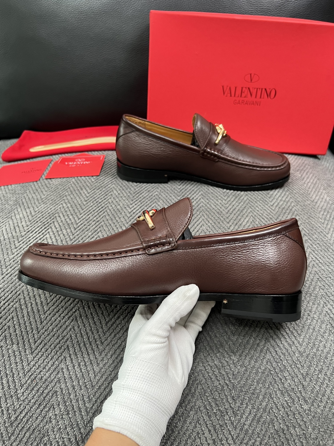 VALENTINO  高品质  顶级工艺品  华伦天奴，皮鞋专柜同步，鞋面意大利进口，高品质复杂工艺品，进口牛皮里垫柔软