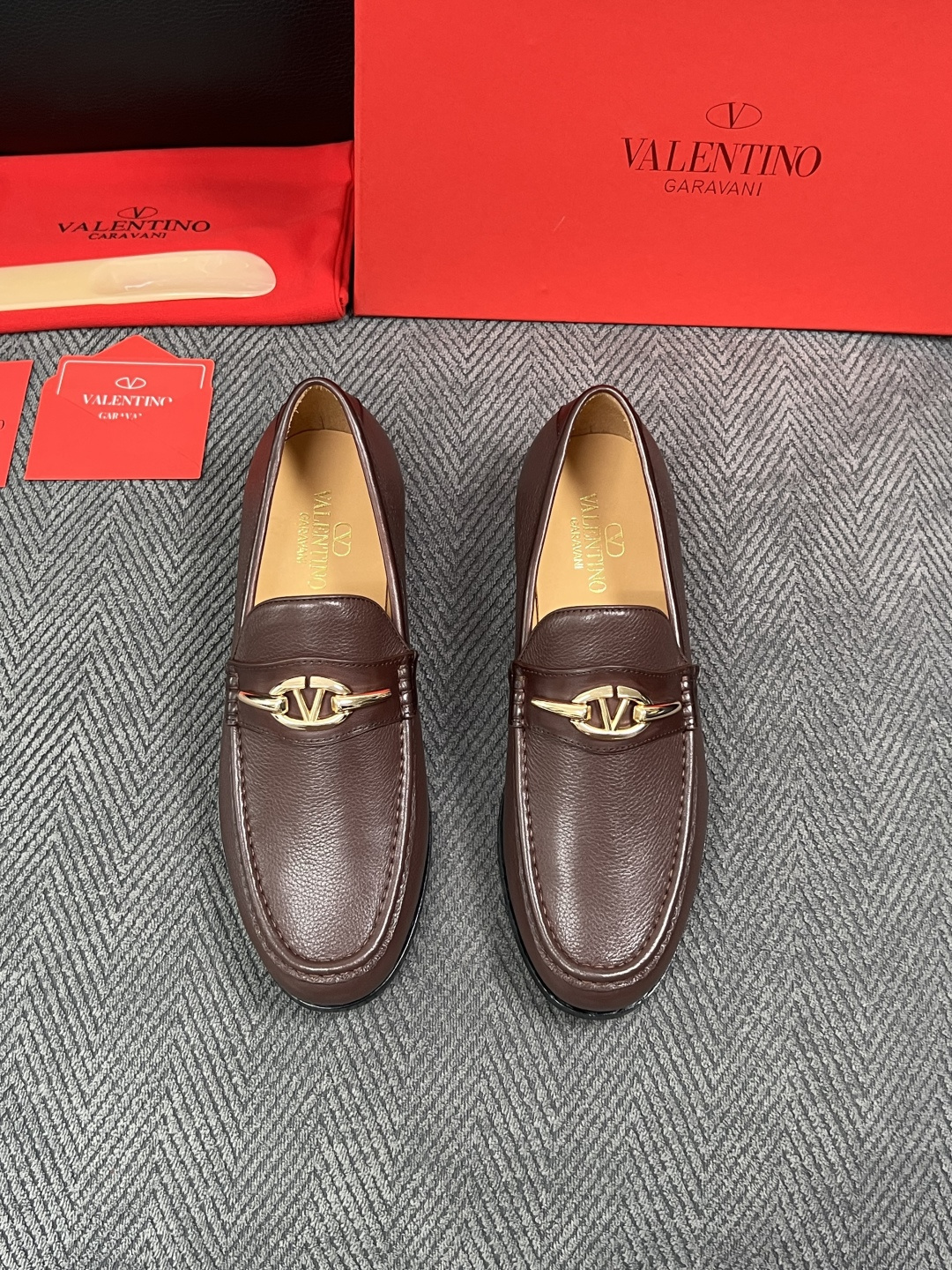 VALENTINO  高品质  顶级工艺品  华伦天奴，皮鞋专柜同步，鞋面意大利进口，高品质复杂工艺品，进口牛皮里垫柔软