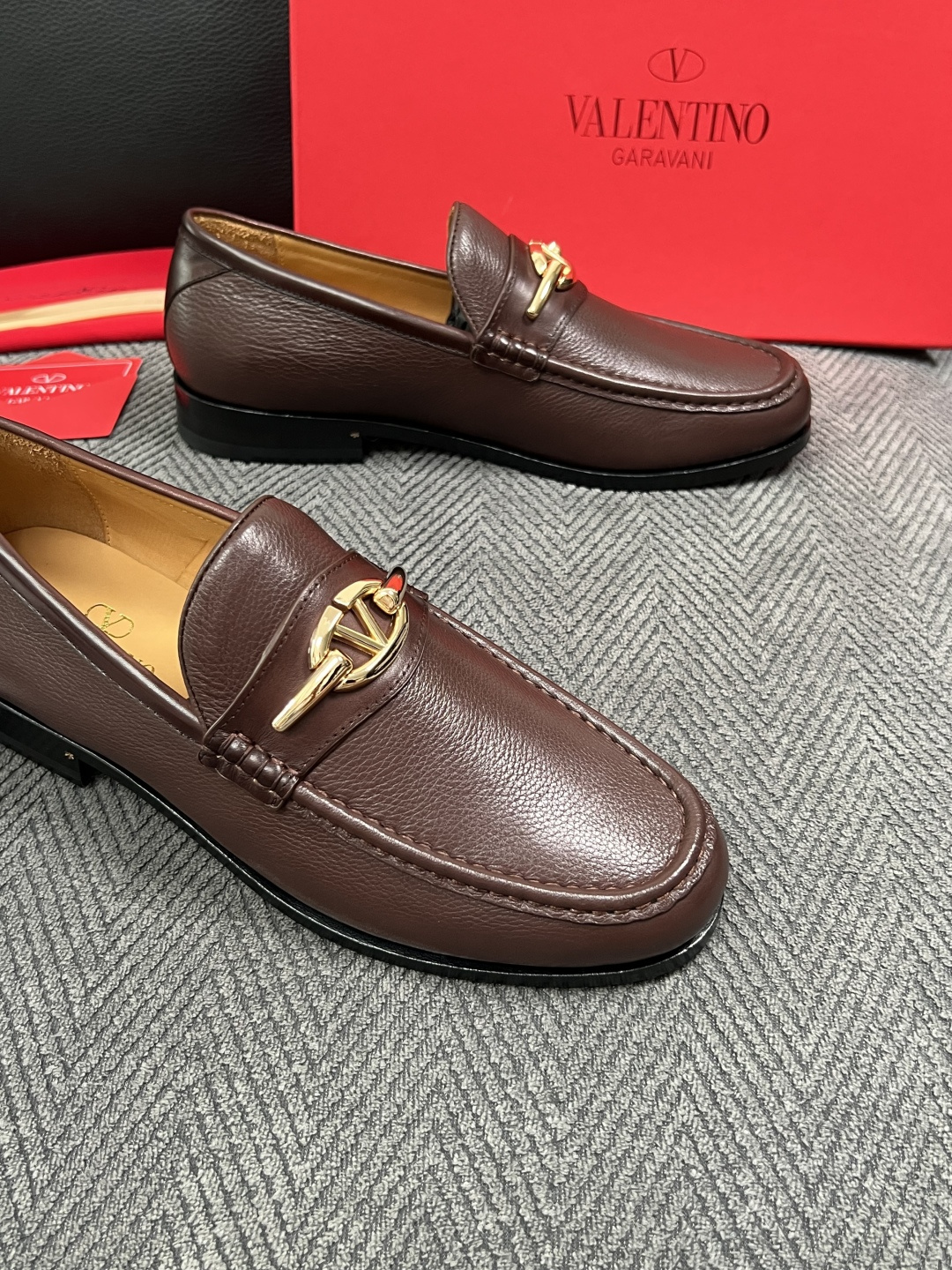 VALENTINO  高品质  顶级工艺品  华伦天奴，皮鞋专柜同步，鞋面意大利进口，高品质复杂工艺品，进口牛皮里垫柔软