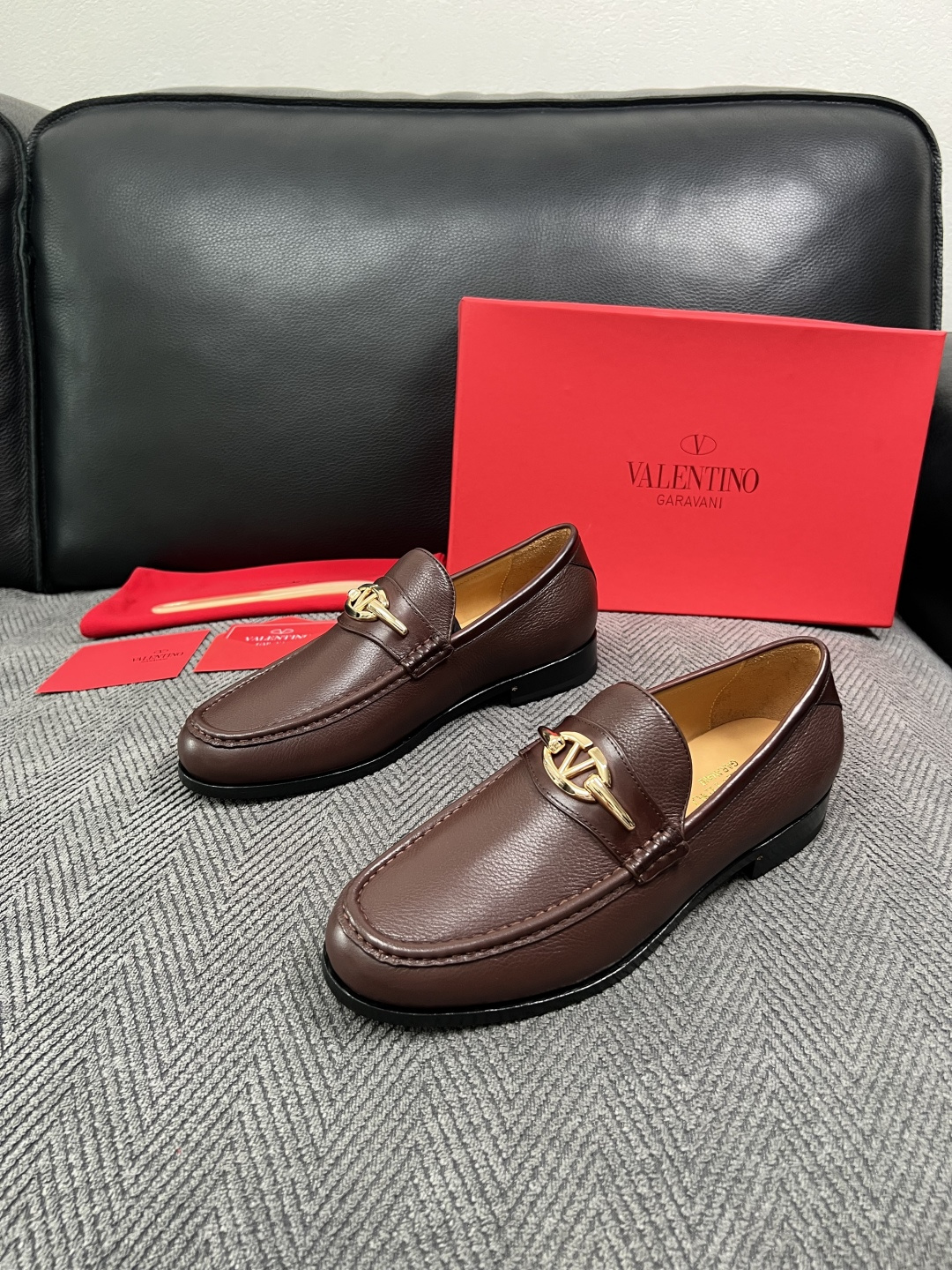 VALENTINO  高品质  顶级工艺品  华伦天奴，皮鞋专柜同步，鞋面意大利进口，高品质复杂工艺品，进口牛皮里垫柔软