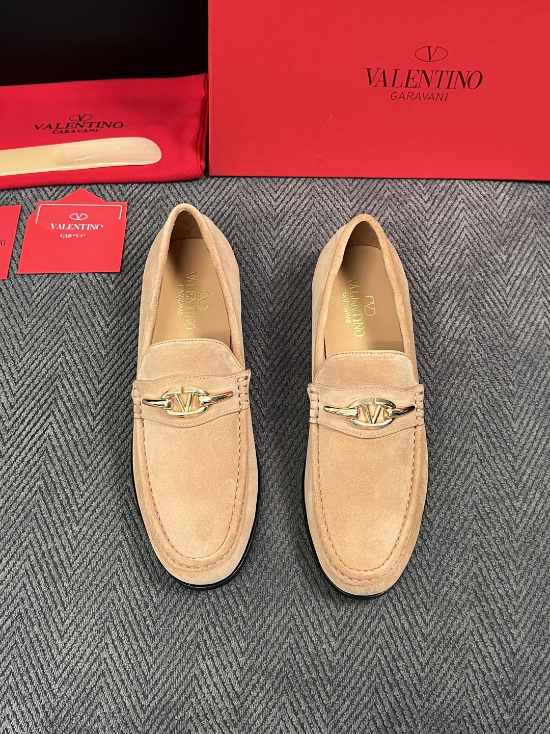 VALENTINO  高品质  顶级工艺品  华伦天奴，皮鞋专柜同步，鞋面意大利进口，高品质复杂工艺品，进口牛皮里垫柔软