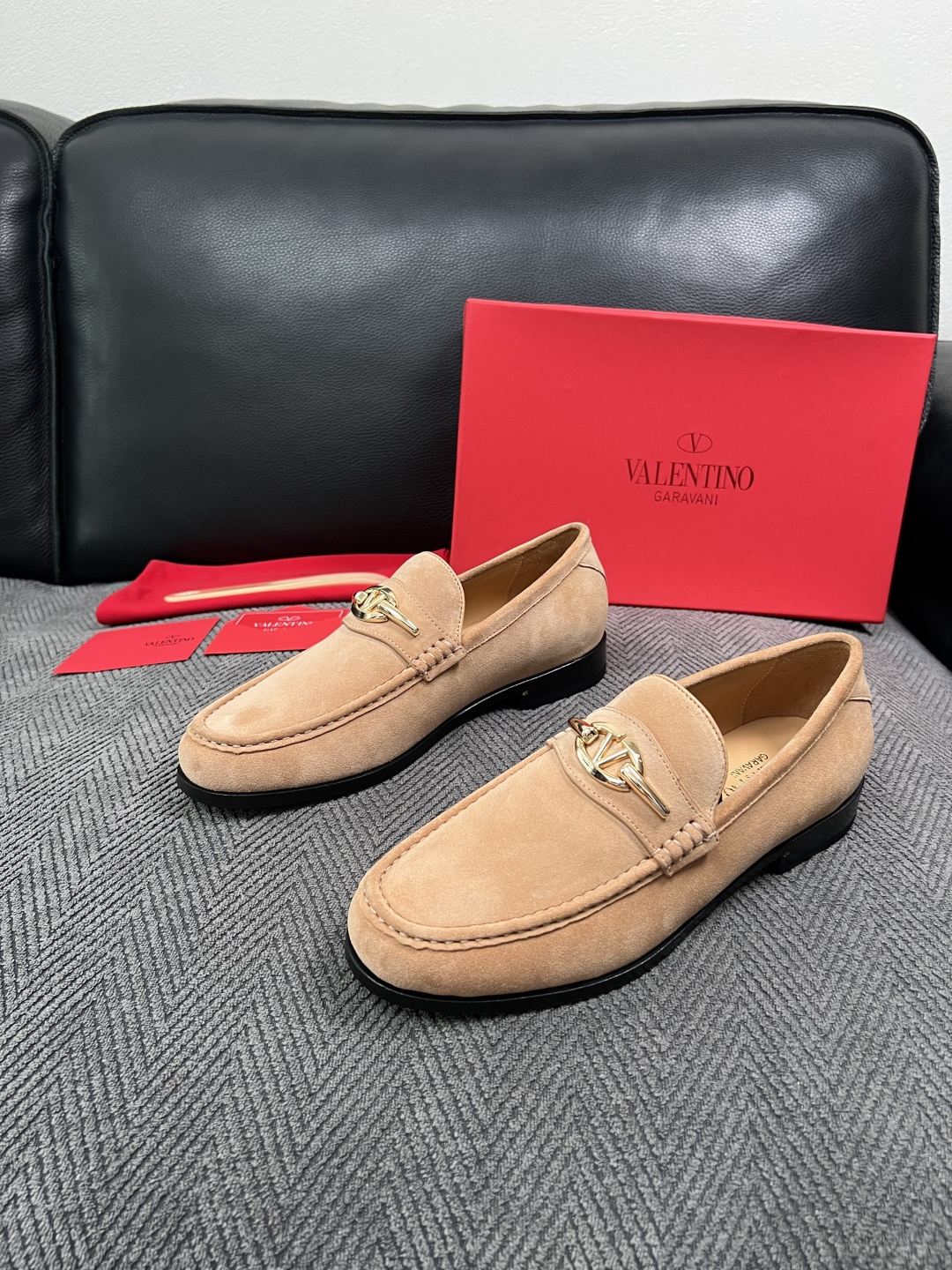 VALENTINO  高品质  顶级工艺品  华伦天奴，皮鞋专柜同步，鞋面意大利进口，高品质复杂工艺品，进口牛皮里垫柔软