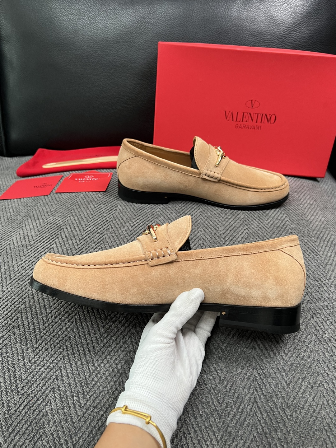 VALENTINO  高品质  顶级工艺品  华伦天奴，皮鞋专柜同步，鞋面意大利进口，高品质复杂工艺品，进口牛皮里垫柔软