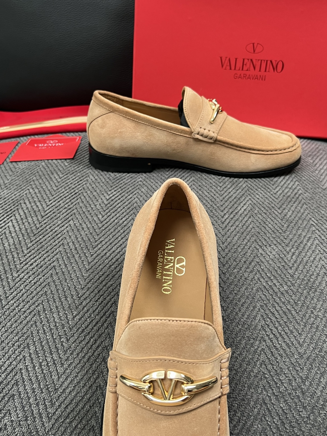 VALENTINO  高品质  顶级工艺品  华伦天奴，皮鞋专柜同步，鞋面意大利进口，高品质复杂工艺品，进口牛皮里垫柔软