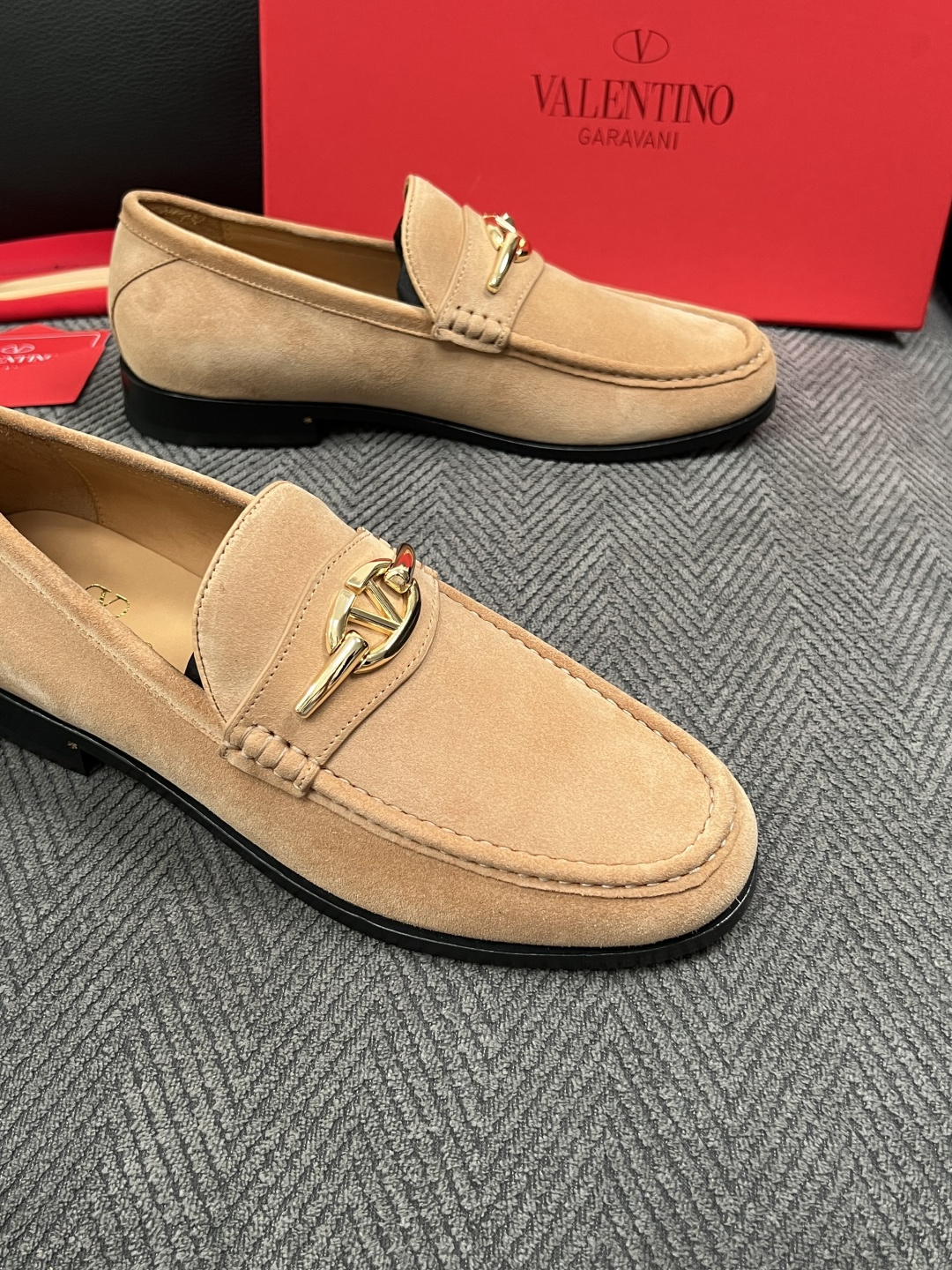 VALENTINO  高品质  顶级工艺品  华伦天奴，皮鞋专柜同步，鞋面意大利进口，高品质复杂工艺品，进口牛皮里垫柔软